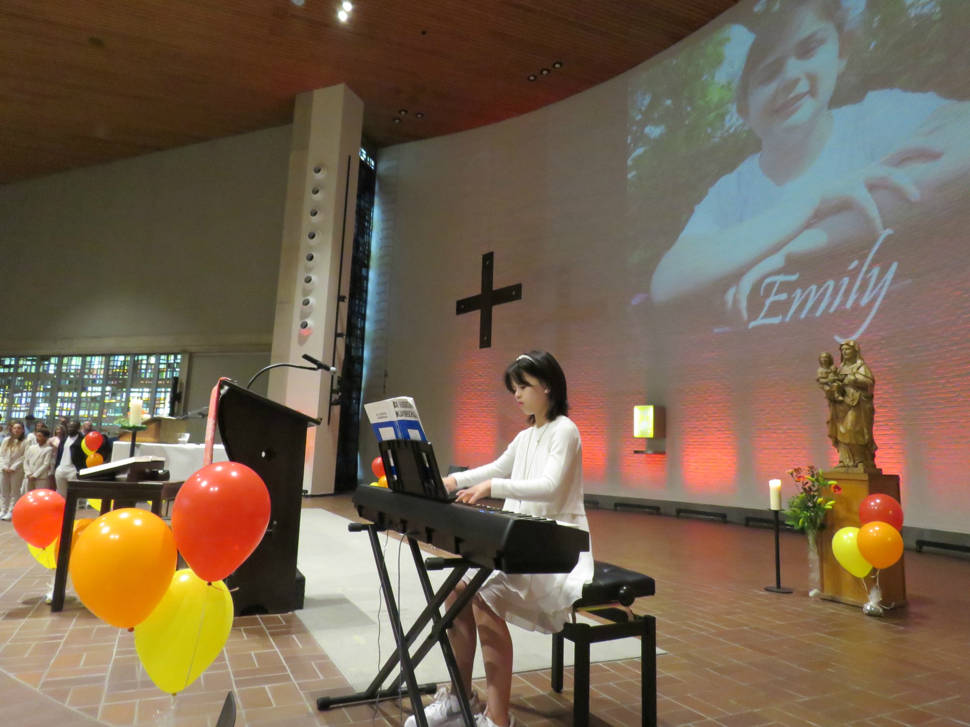 Muziek door drie vormelingen: Arthur (piano), Marthe (gitaar), Alicia (piano)