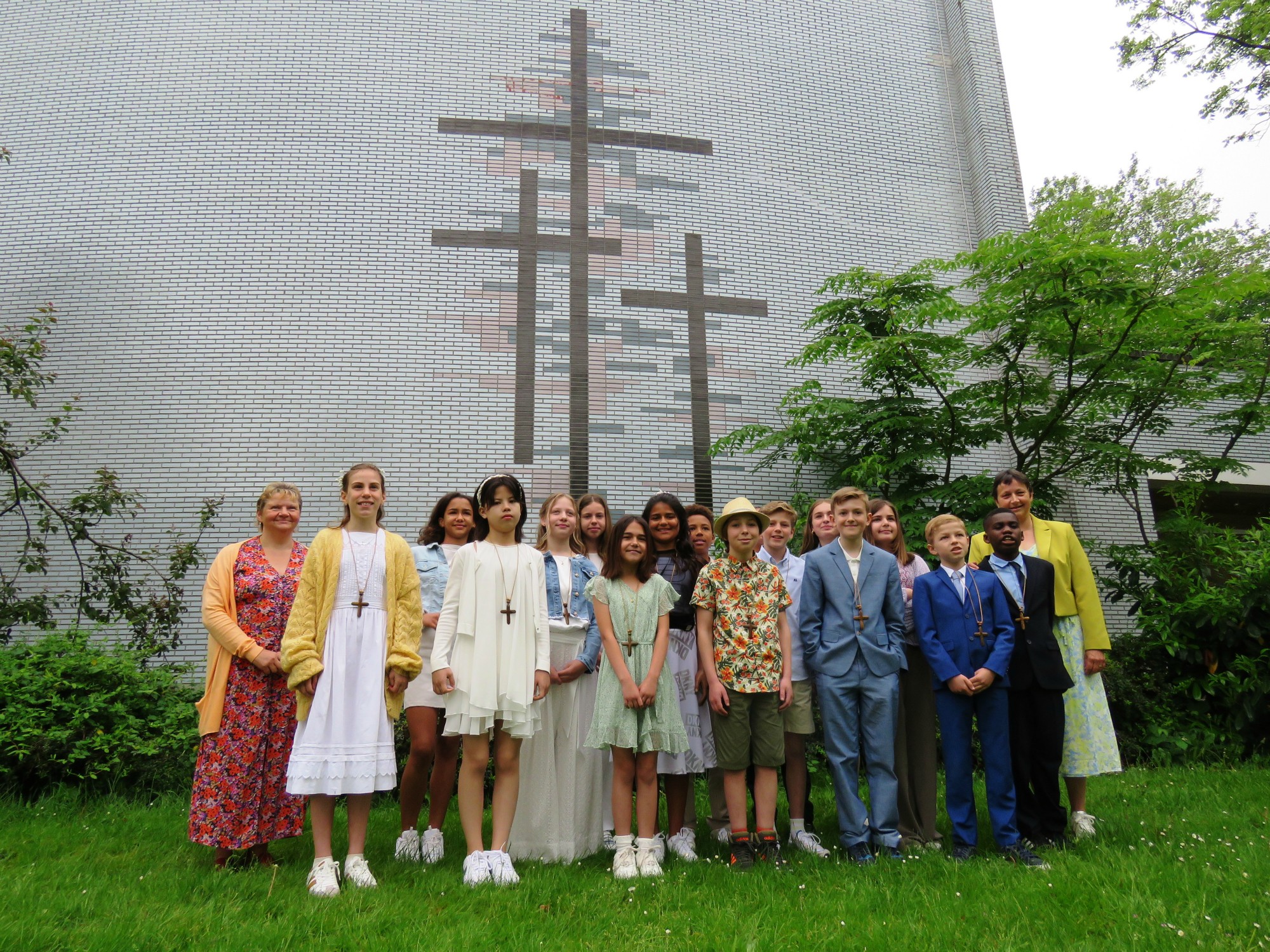 Groepsfoto van de 16 vormelingen, een hele toffe groep!