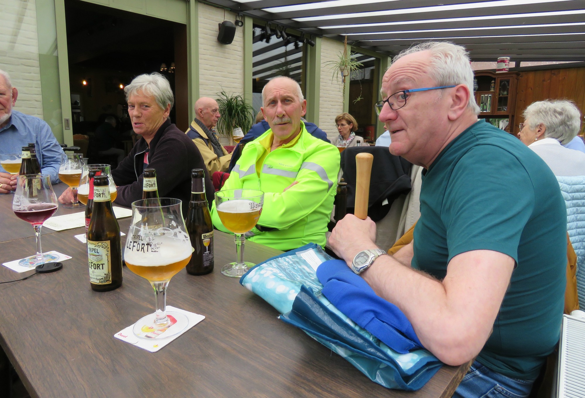 Na de beeweg en viering is het nog samen genieten van een pintje