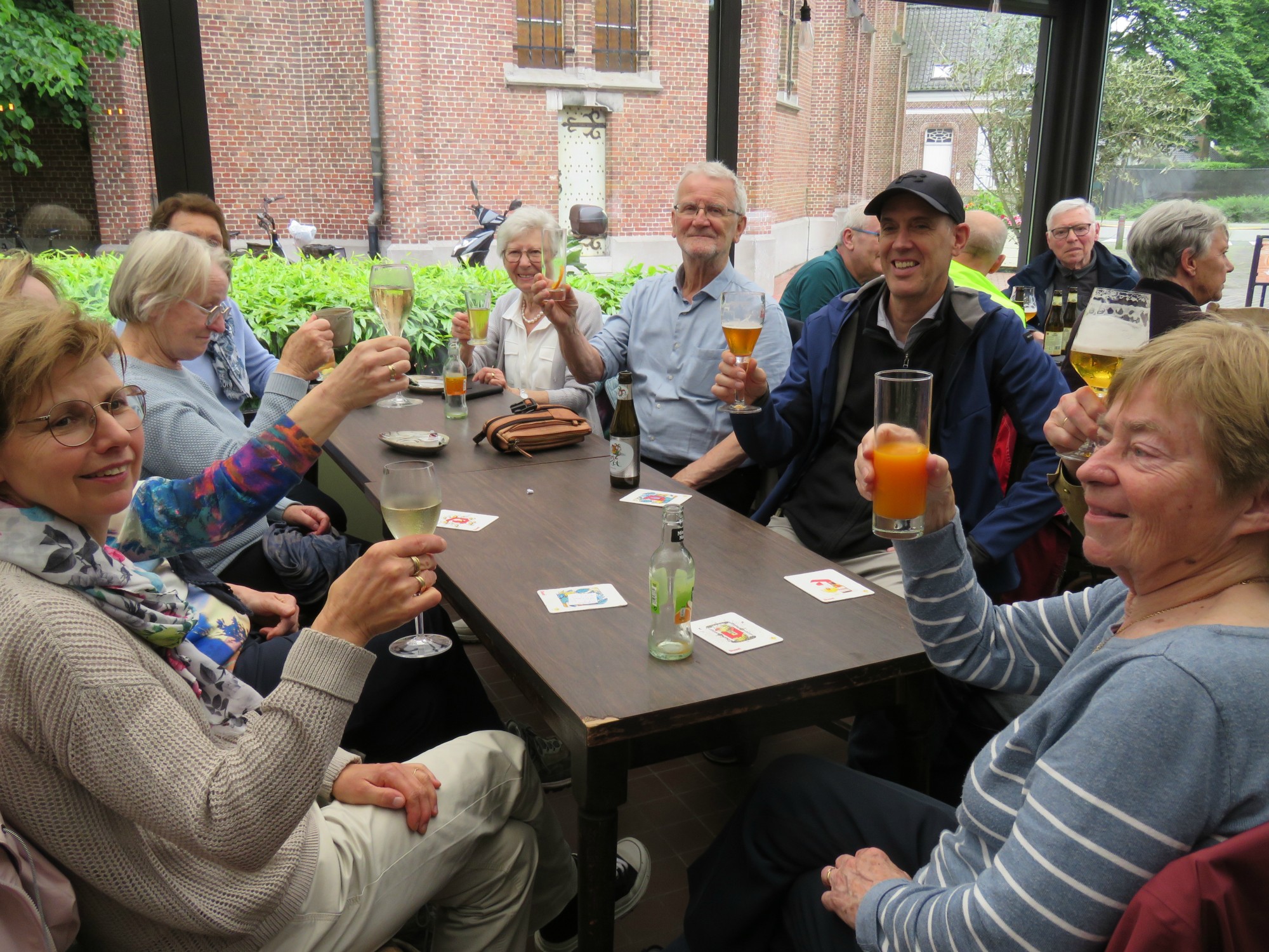 Na de beeweg en viering is het nog samen genieten van een pintje