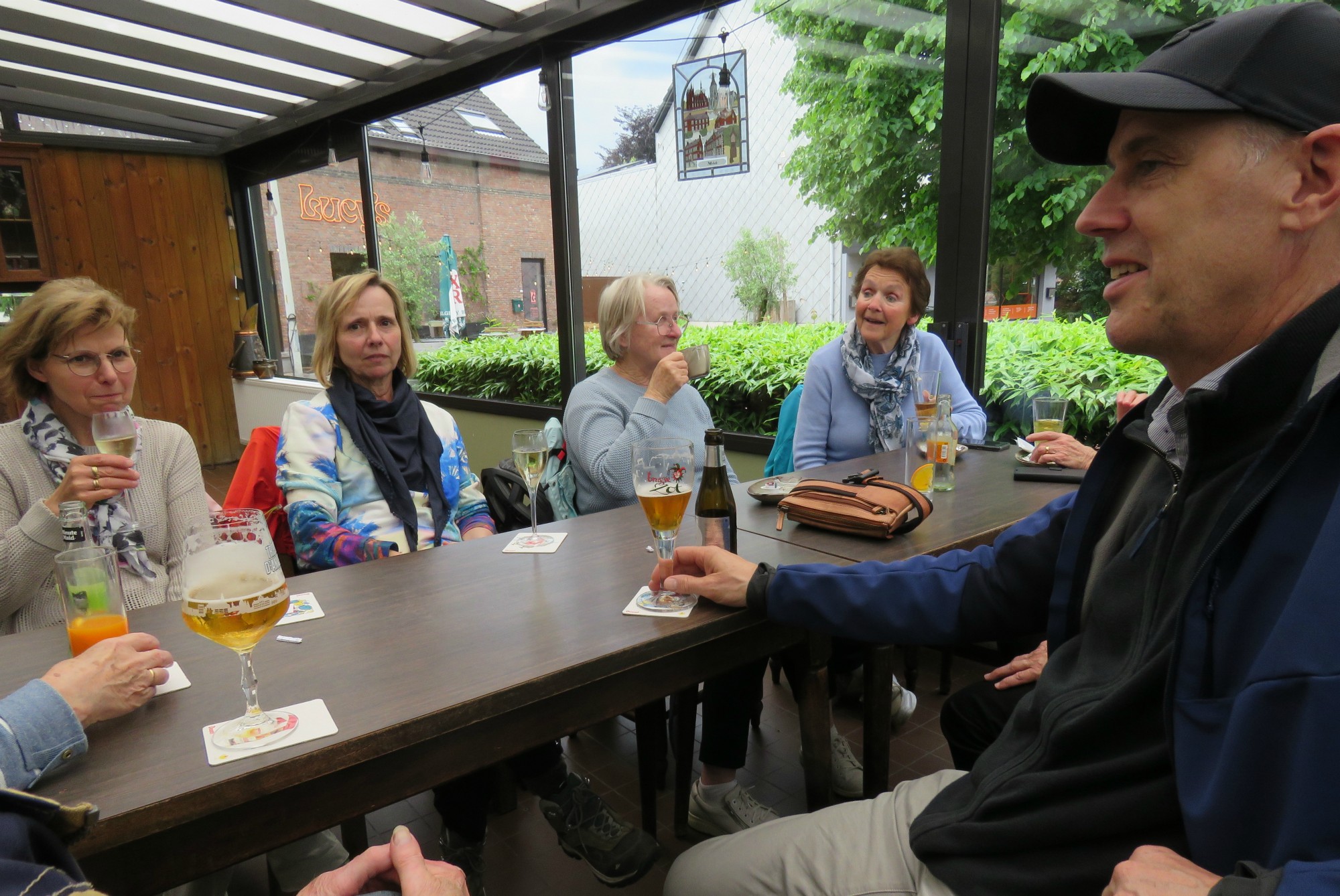 Na de beeweg en viering is het nog samen genieten van een pintje