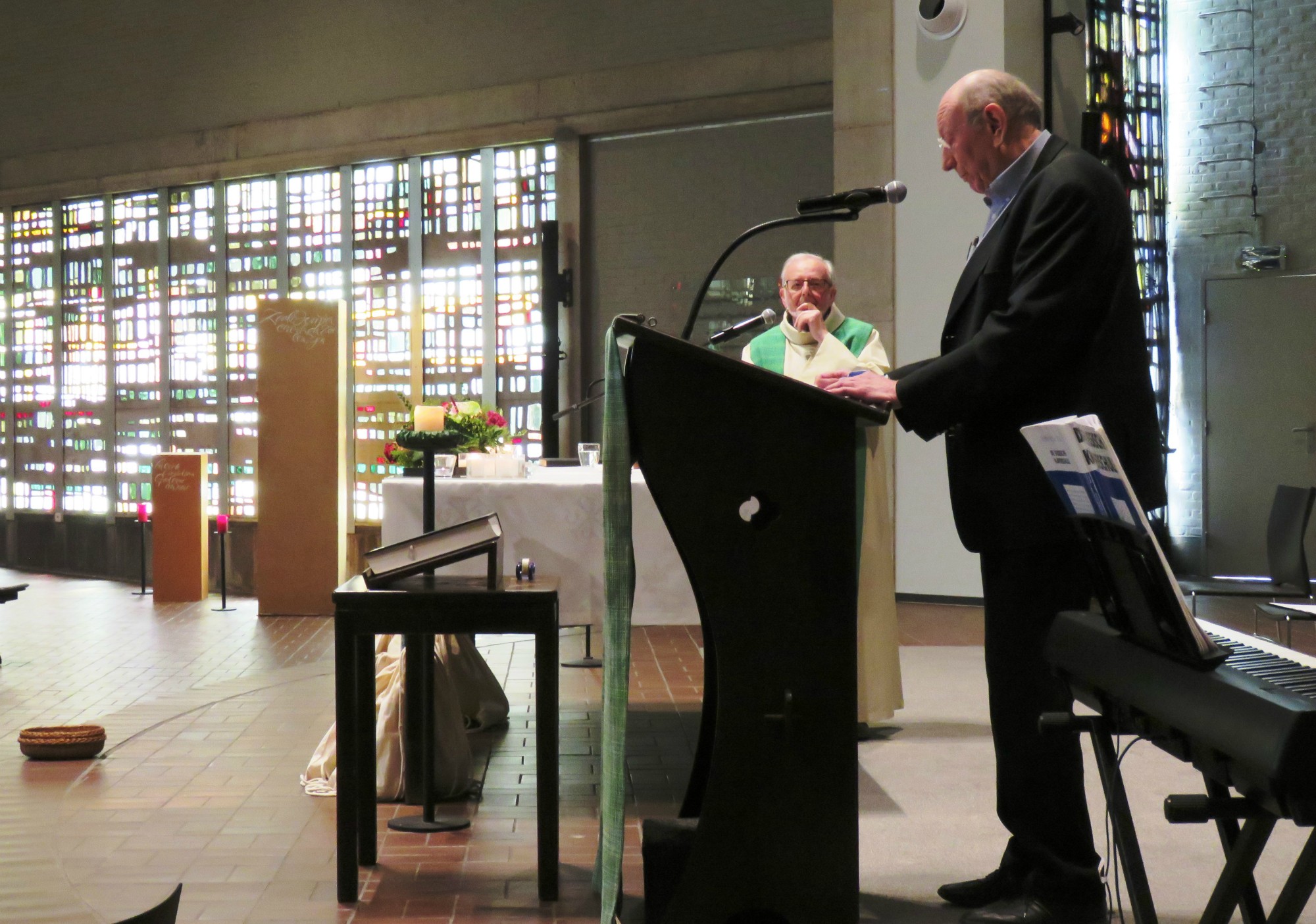 Remy Van Looveren van het contactteam dankt heel oprecht priester Paul Scheelen voor was hij voor ons doet