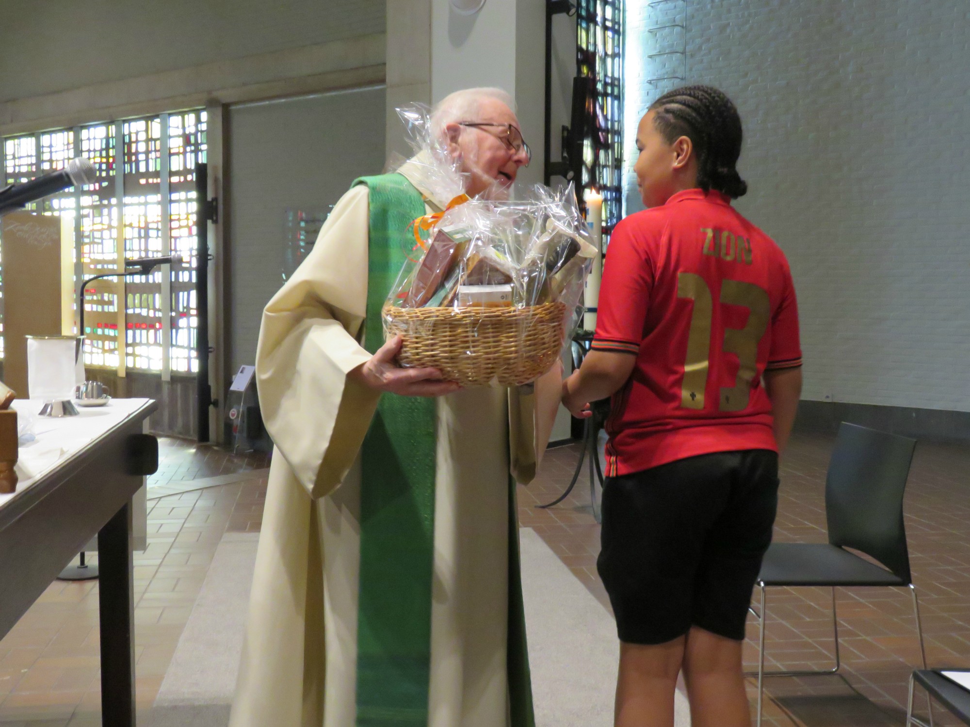 Dankviering | Eerste communicanten + Vormelingen | Paul Scheelen 85 jaar - 60 jaar priester | Sint-Anna-ten-Drieënparochie, Antwerpen Linkeroever