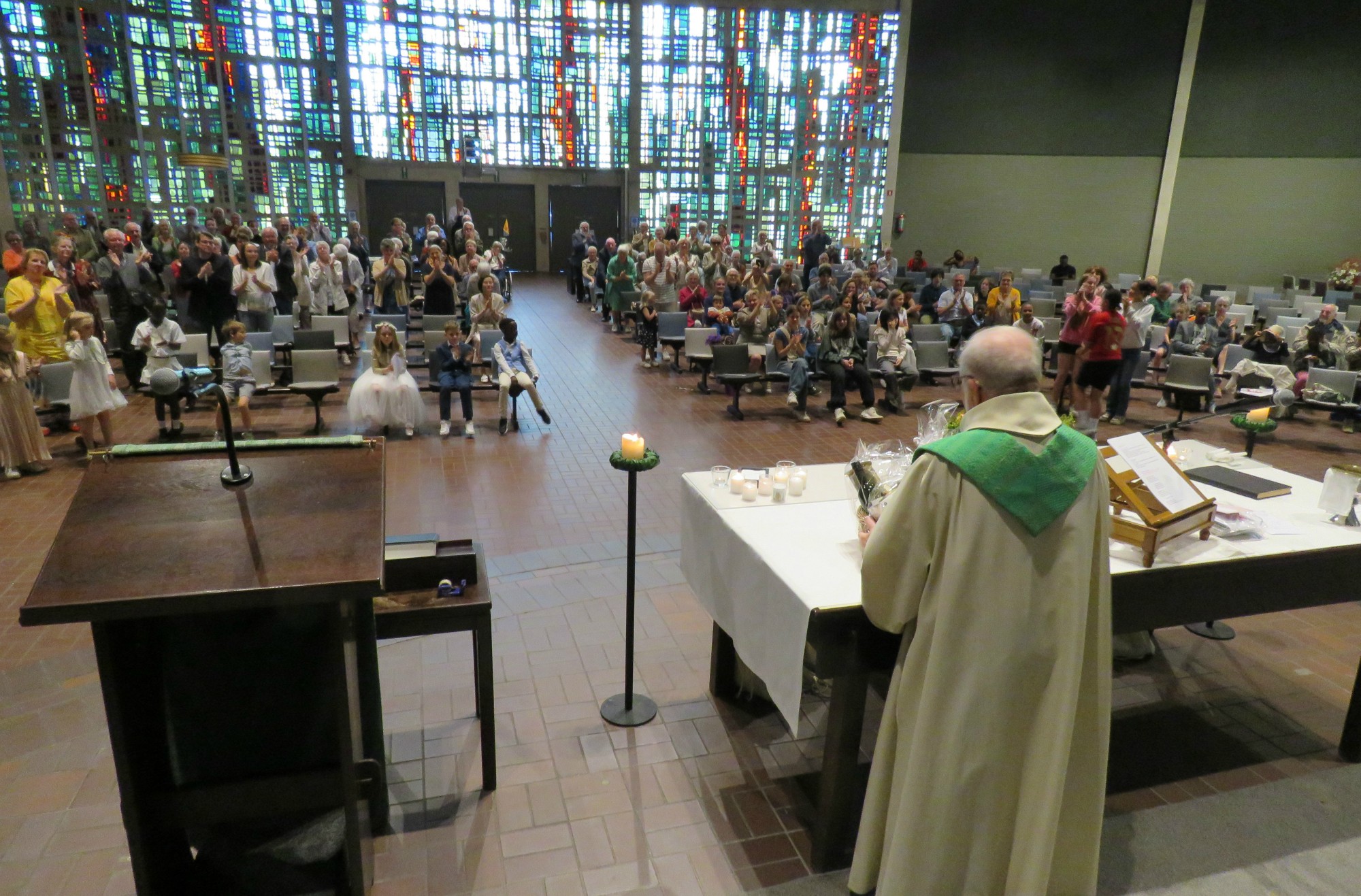 Staande ovatie voor priester Paul Scheelen - 85 jaar - 60 jaar priester