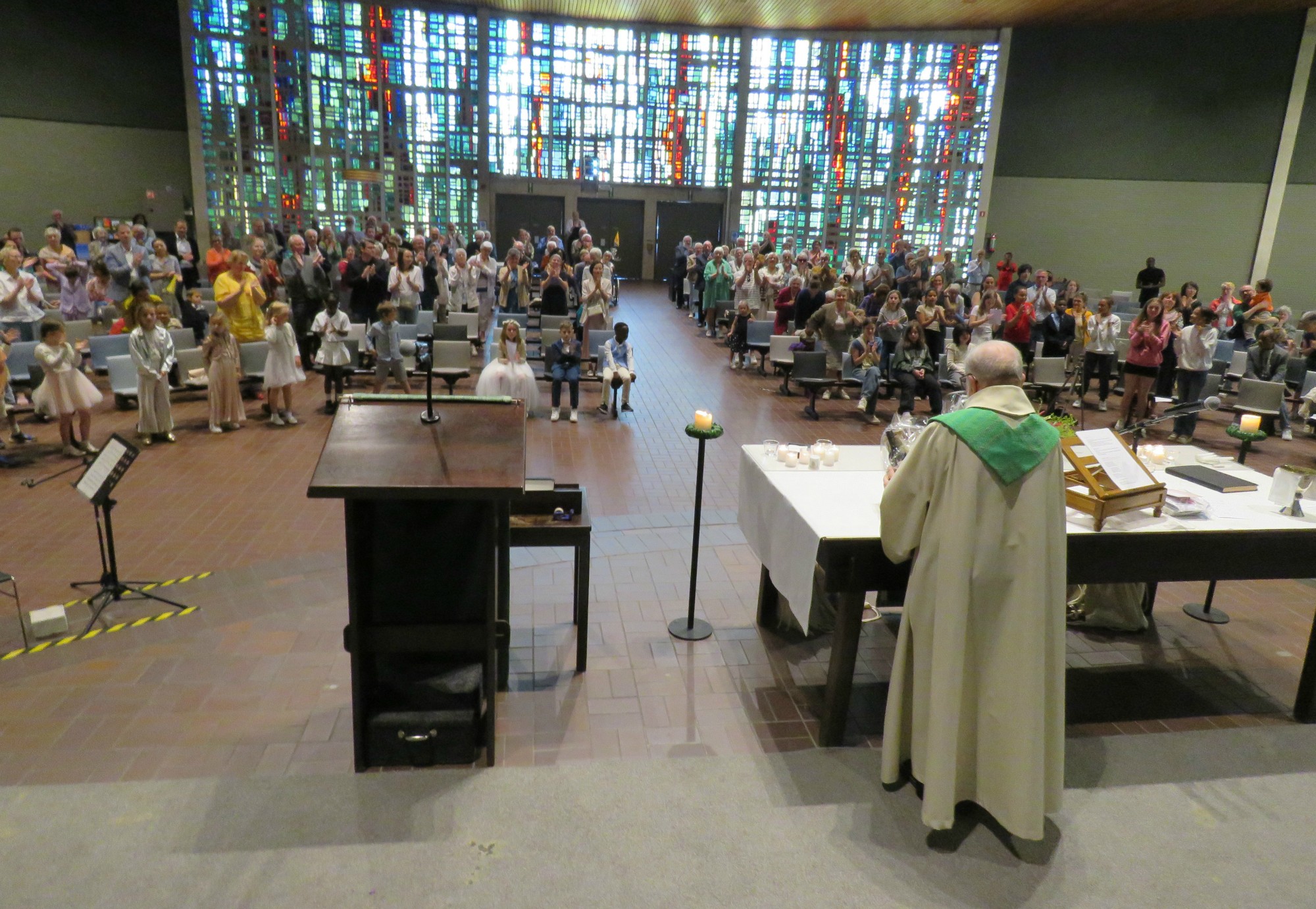 Staande ovatie voor priester Paul Scheelen - 85 jaar - 60 jaar priester