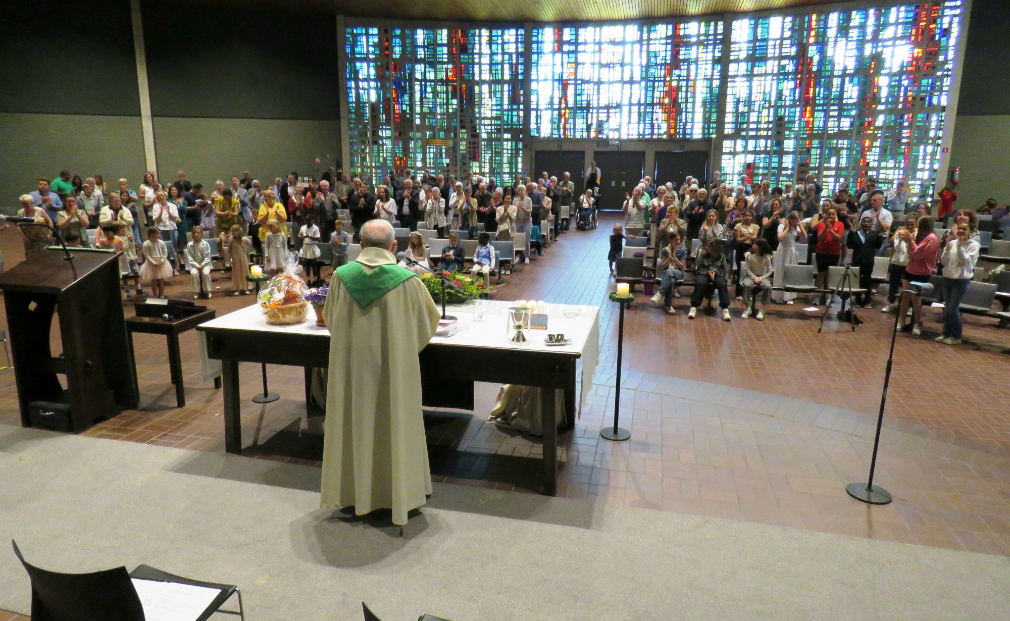 Staande ovatie voor priester Paul Scheelen - 85 jaar - 60 jaar priester