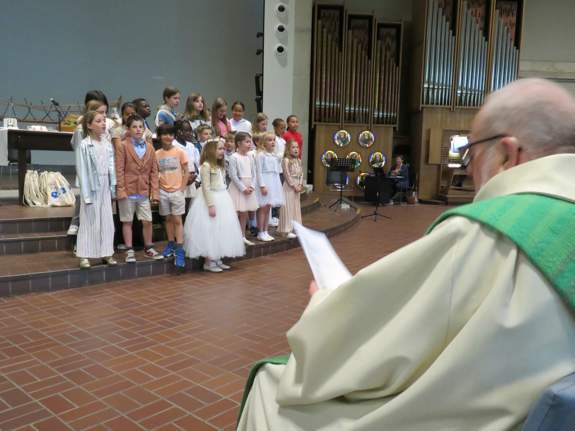 Slotlied door de eerste communcanten en vormelingen