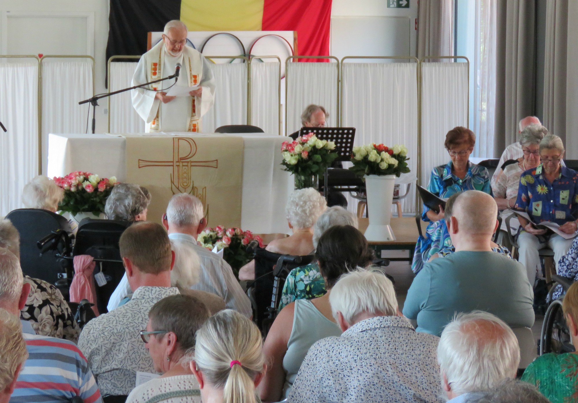 Priester Paul Scheelen gaat deze mooie moederdagviering voor