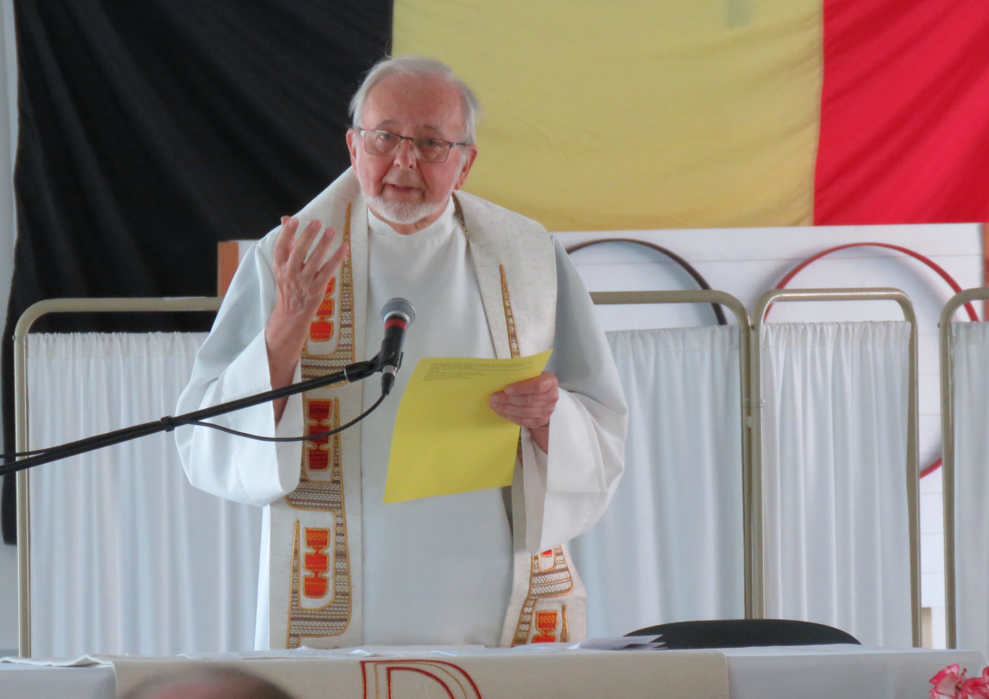 Priester Paul Scheelen gaat deze mooie moederdagviering voor