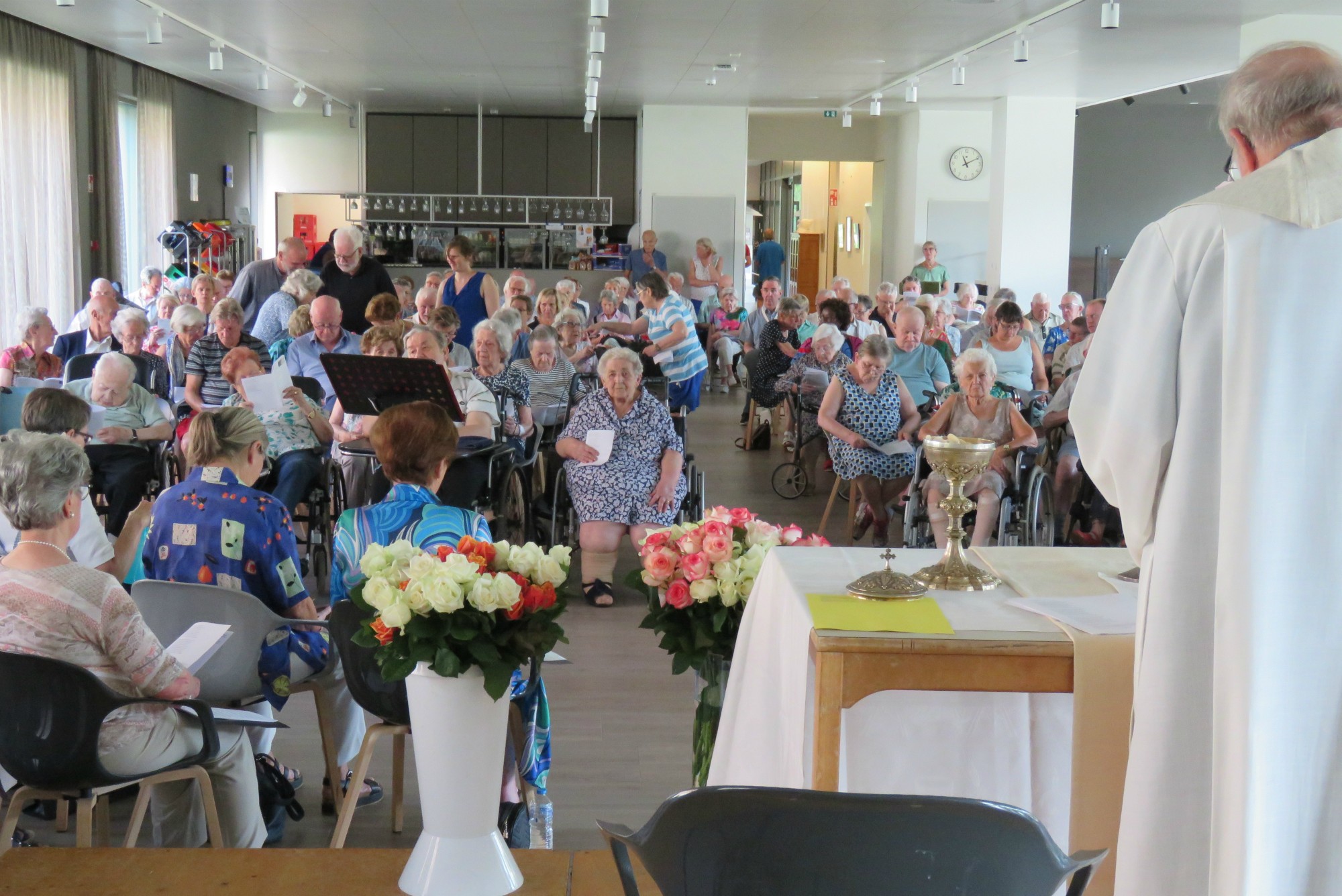 Priester Paul Scheelen zorgt voor een heel mooi woordje na de lezingen