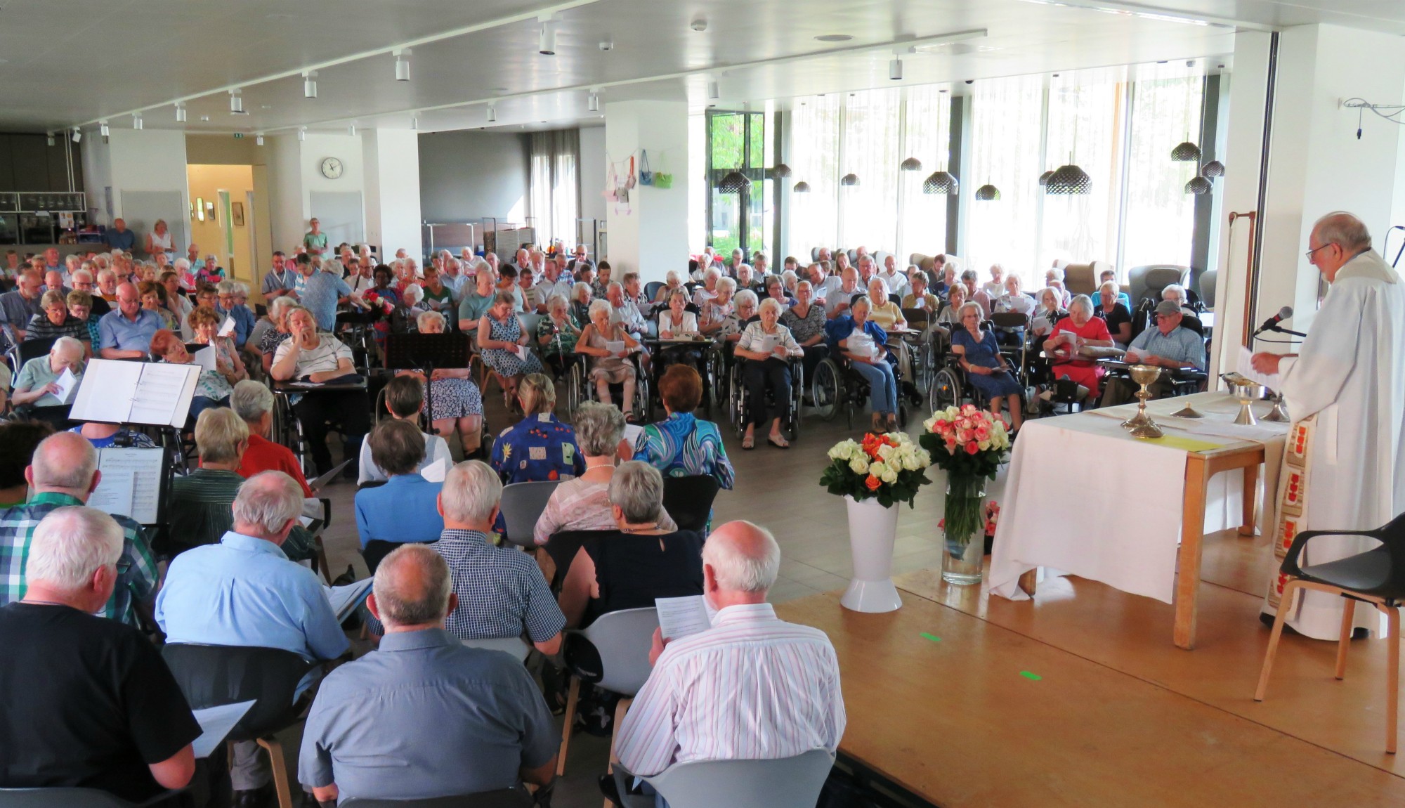 Priester Paul Scheelen zorgt voor een heel mooi woordje na de lezingen