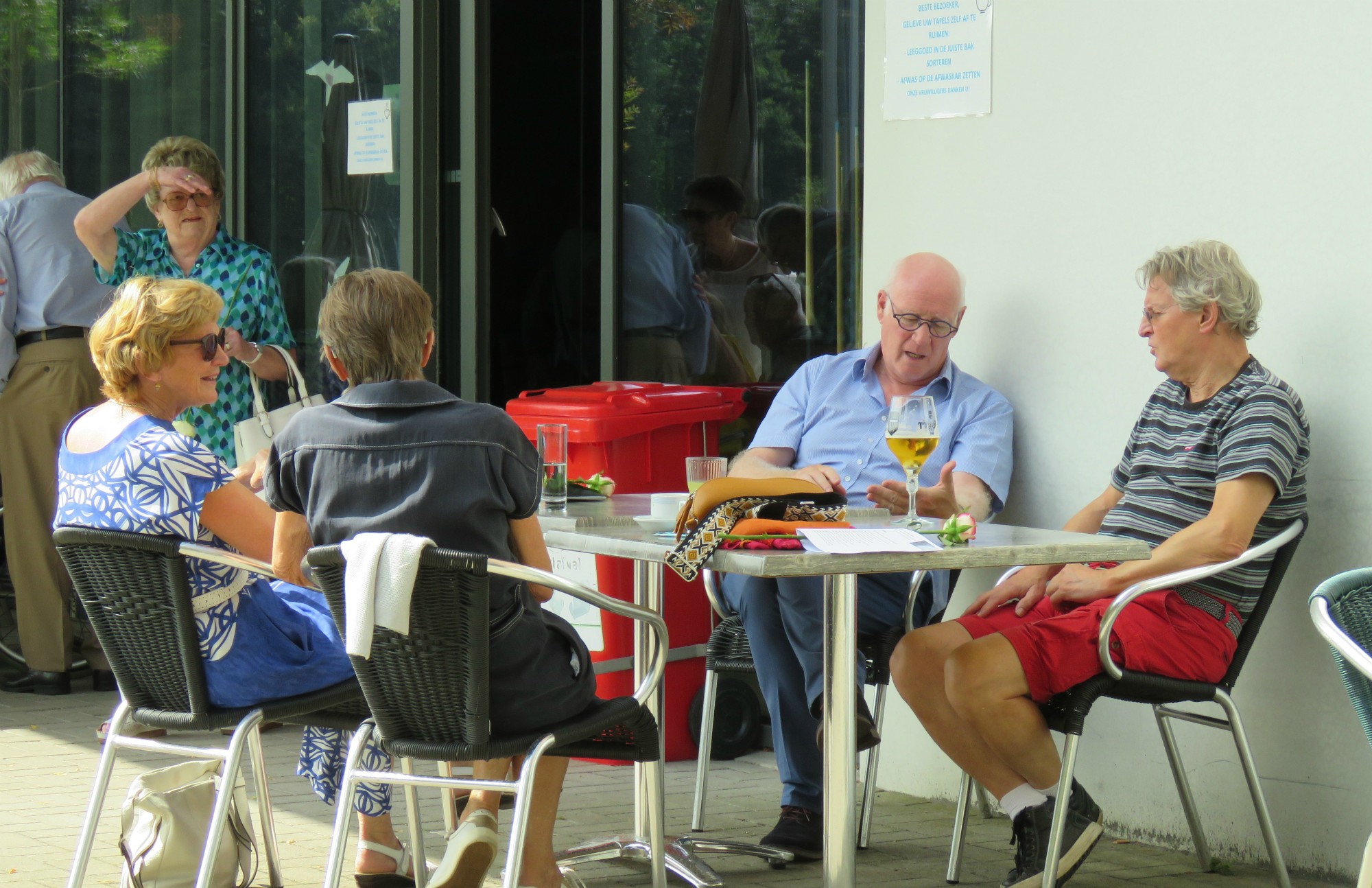 Na de viering is het nog samen genieten van een drankje