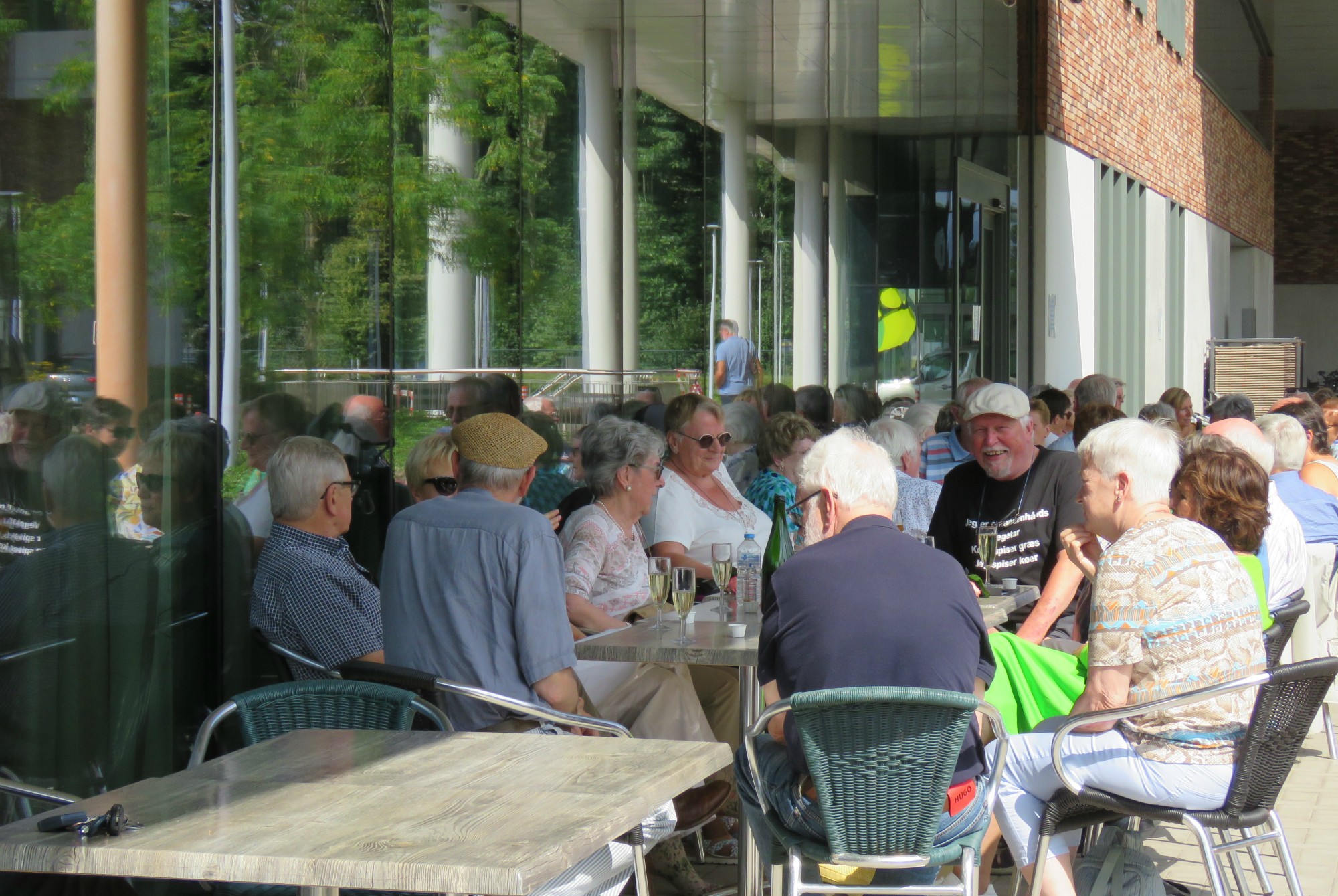 Na de viering is het nog samen genieten van een drankje