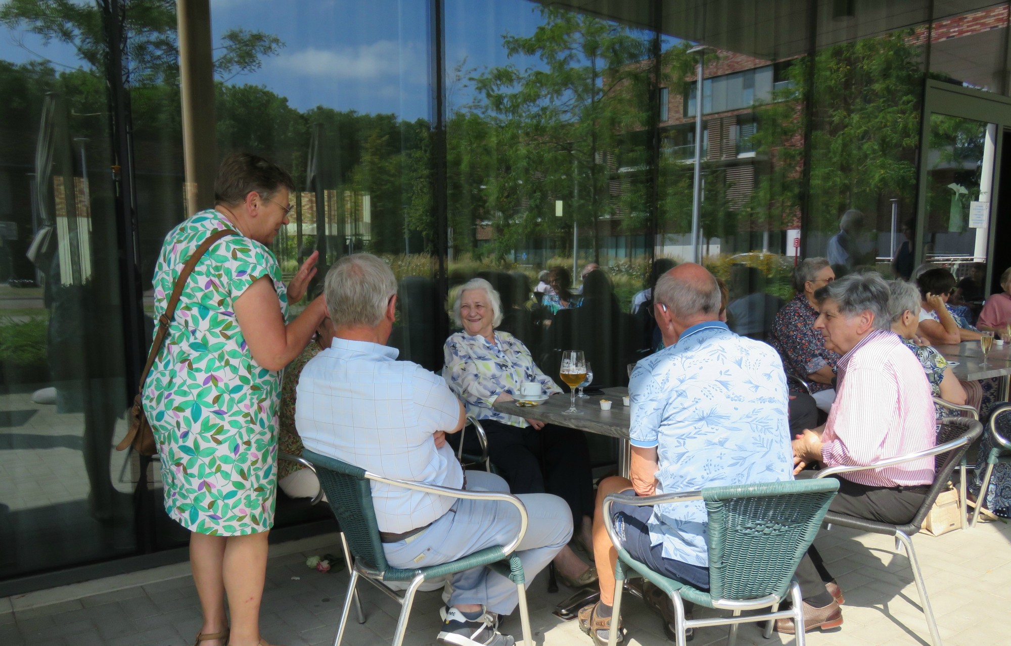 Na de viering is het nog samen genieten van een drankje