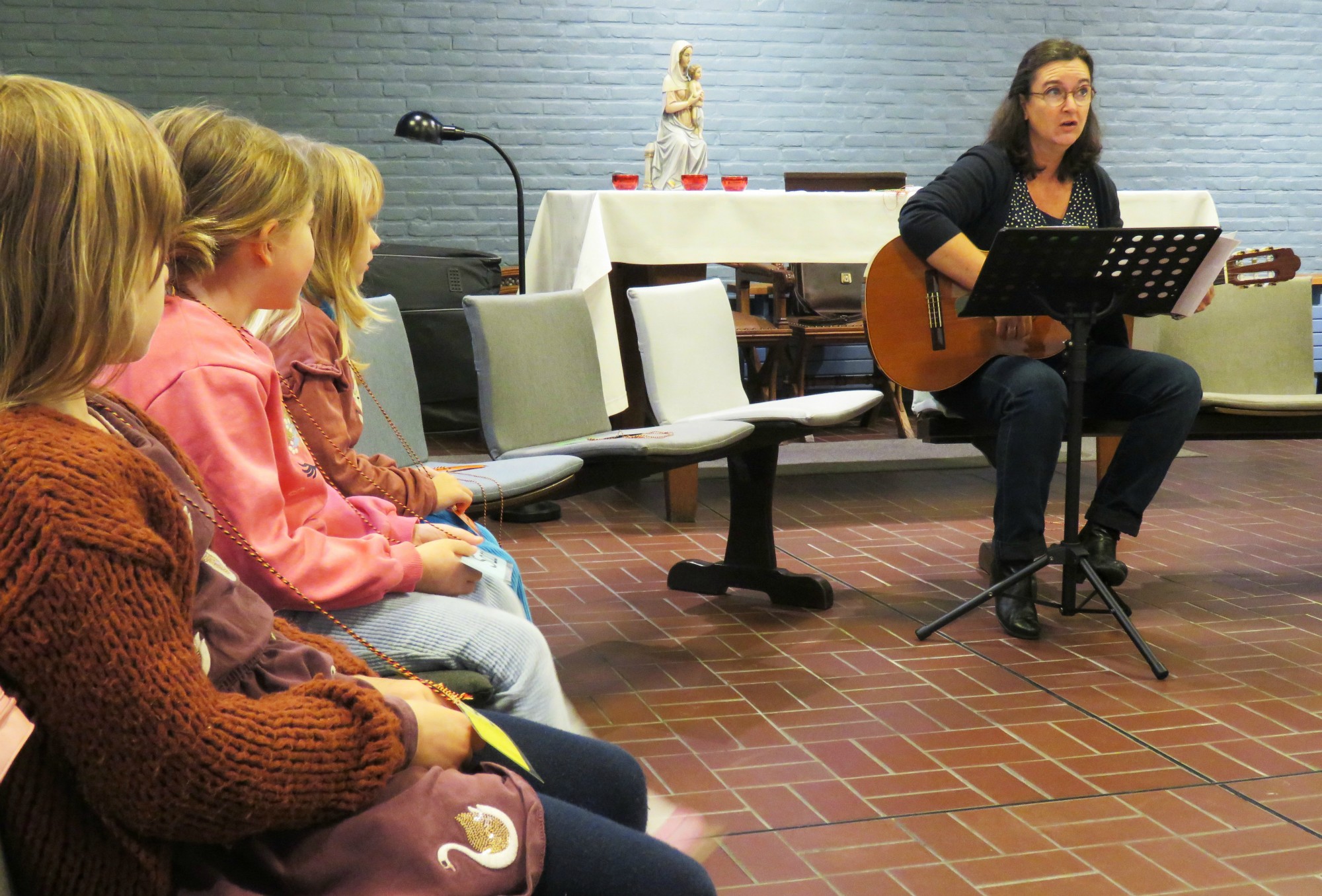 Catechesemoment 1 - Samen met juf Marianne 'Ik ben Ik' zingen