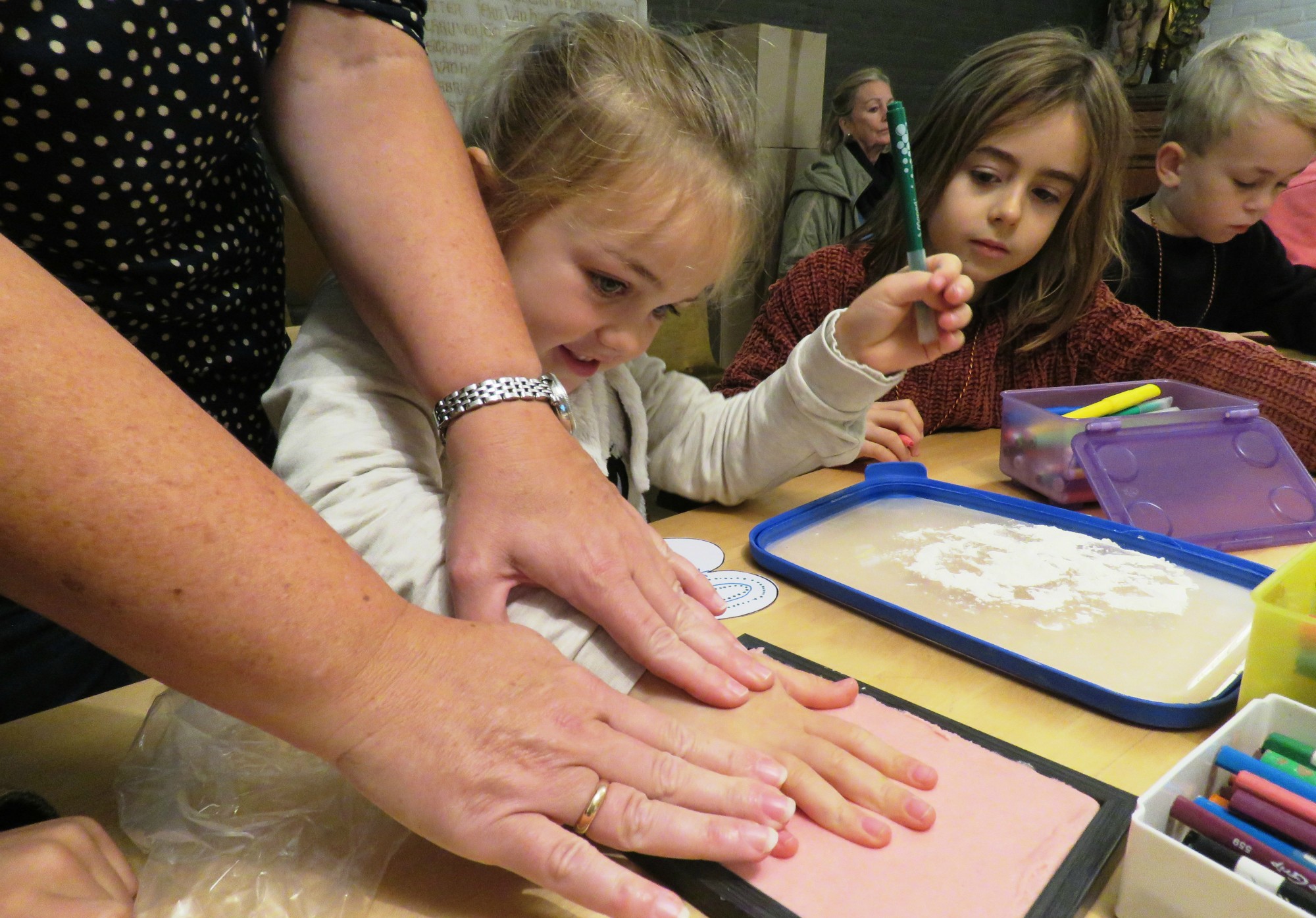 Catechesemoment 1 - Afdruk van de hand in klei om dat later op te hangen in de kerk