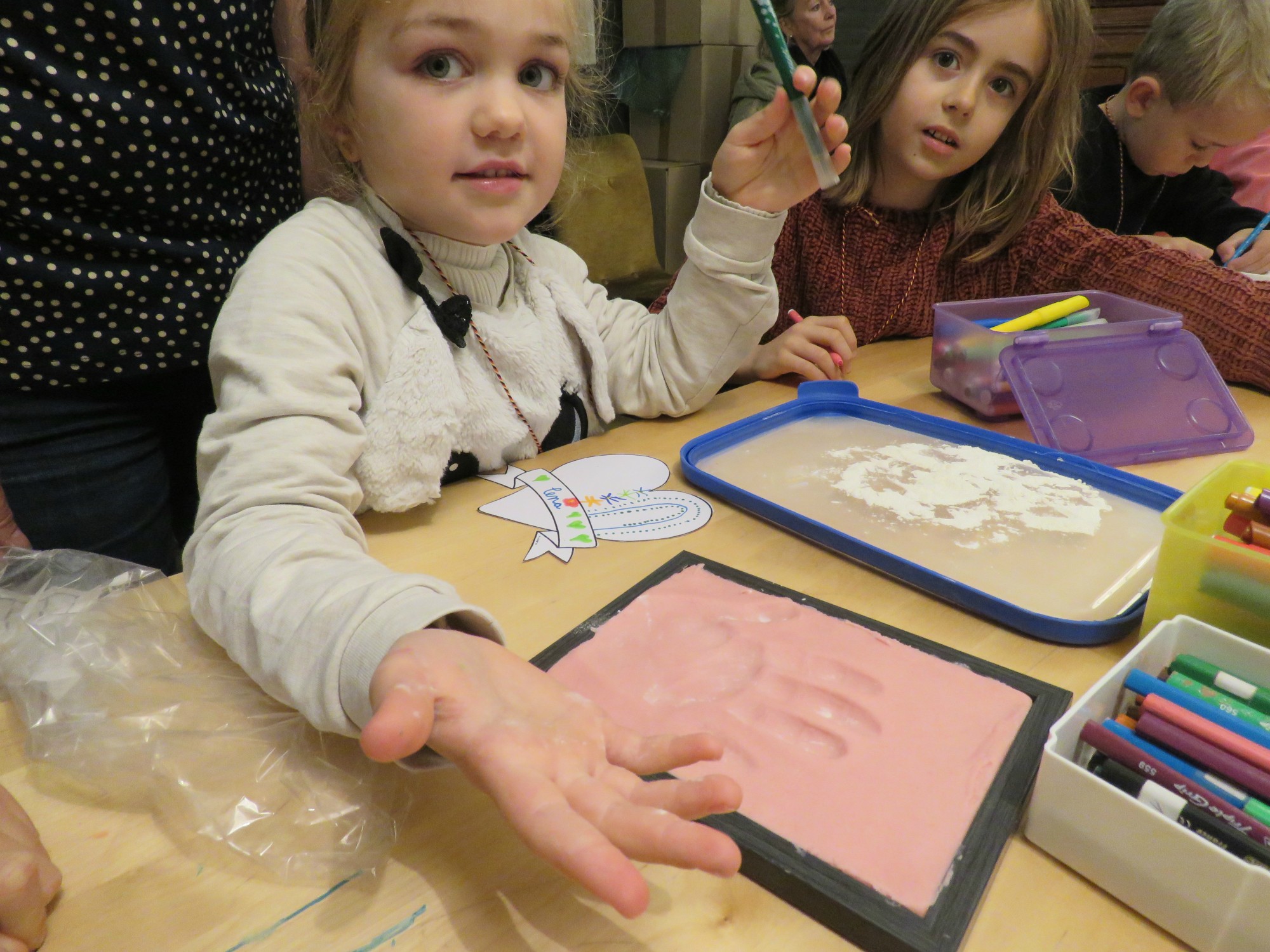 Catechesemoment 1 - Afdruk van de hand in klei om dat later op te hangen in de kerk