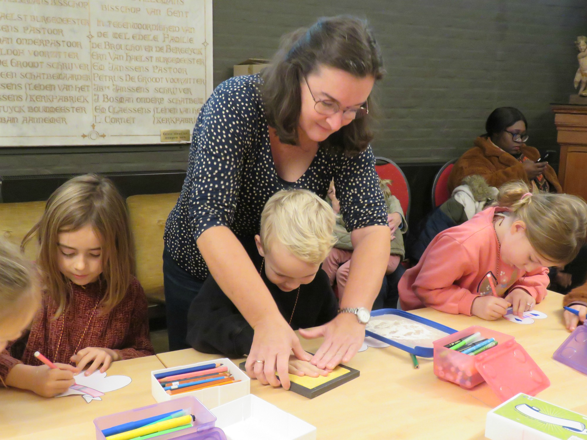 Catechesemoment 1 - Afdruk van de hand in klei om dat later op te hangen in de kerk