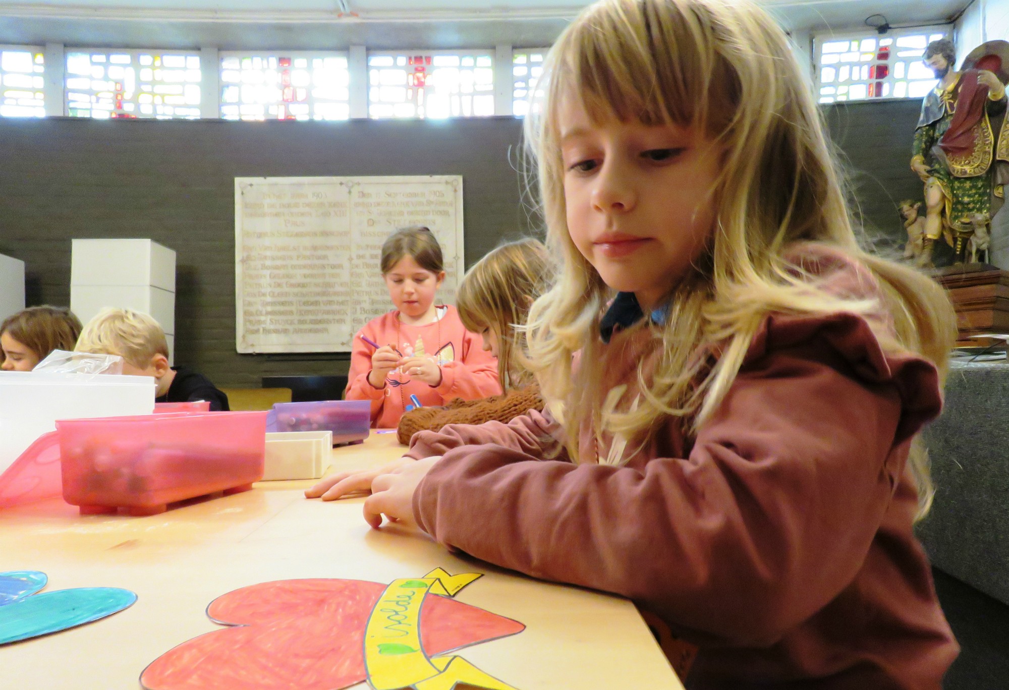 Catechesemoment 1 - Afdruk van de hand in klei om dat later op te hangen in de kerk