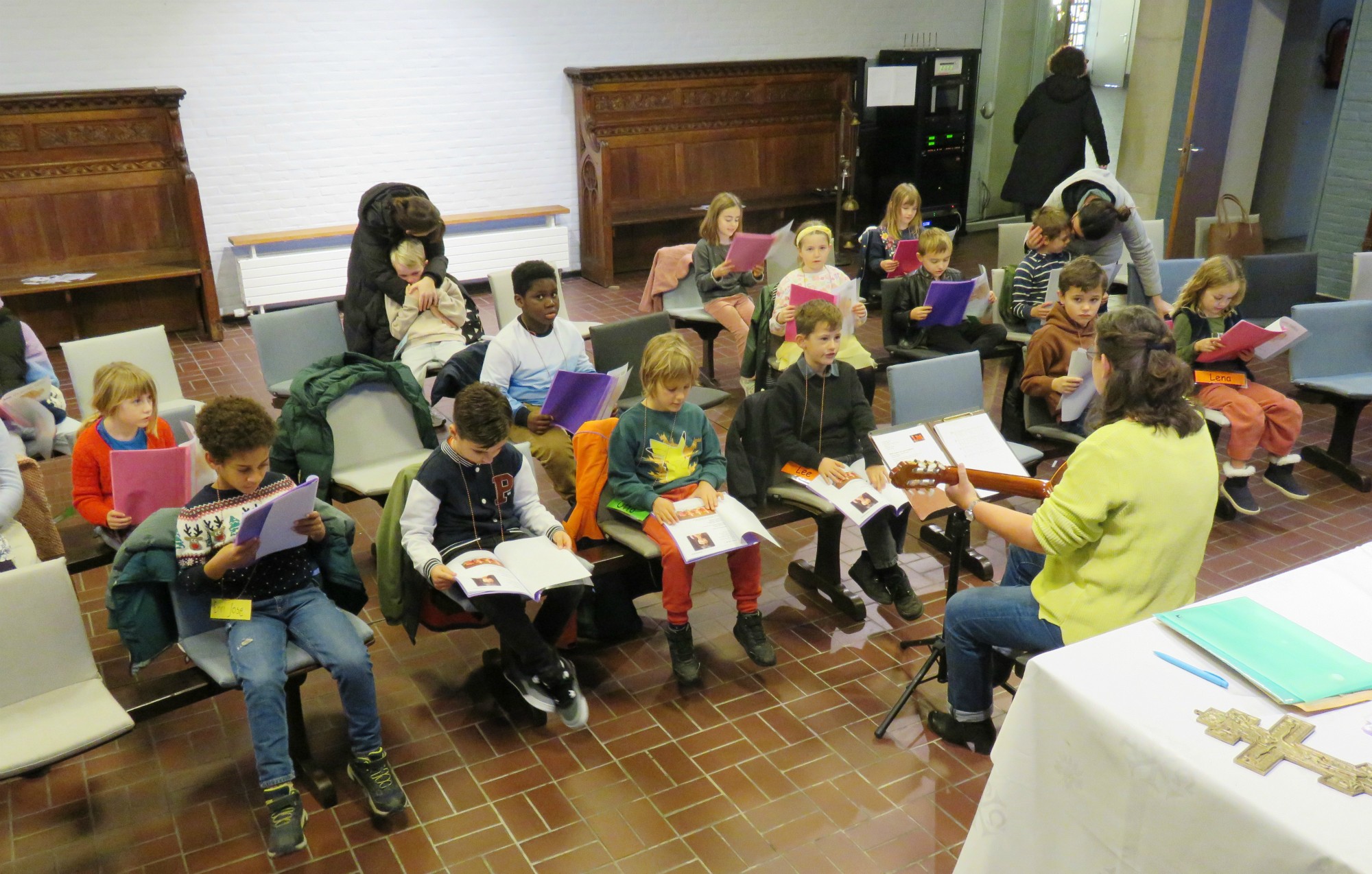 Catechesemoment 2 - Eerst werken en samen liedjes oefenen met juf Marianne