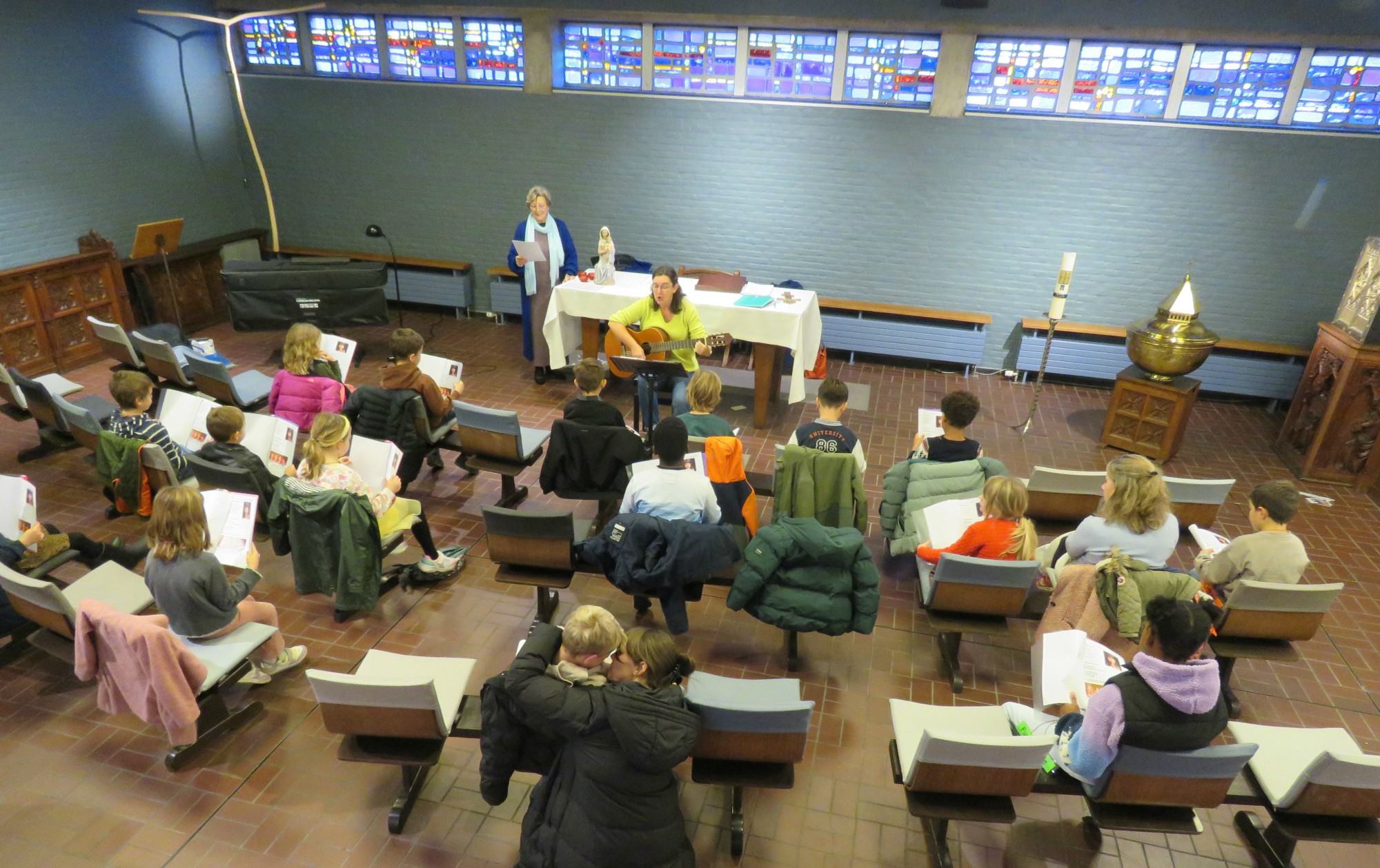 Catechesemoment 2 - Eerst werken en samen liedjes oefenen met juf Marianne