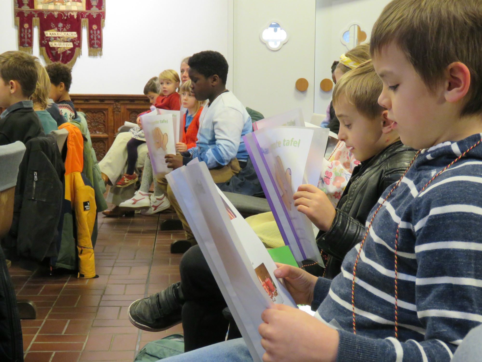 Catechesemoment 2 - Eerst werken en samen liedjes oefenen met juf Marianne