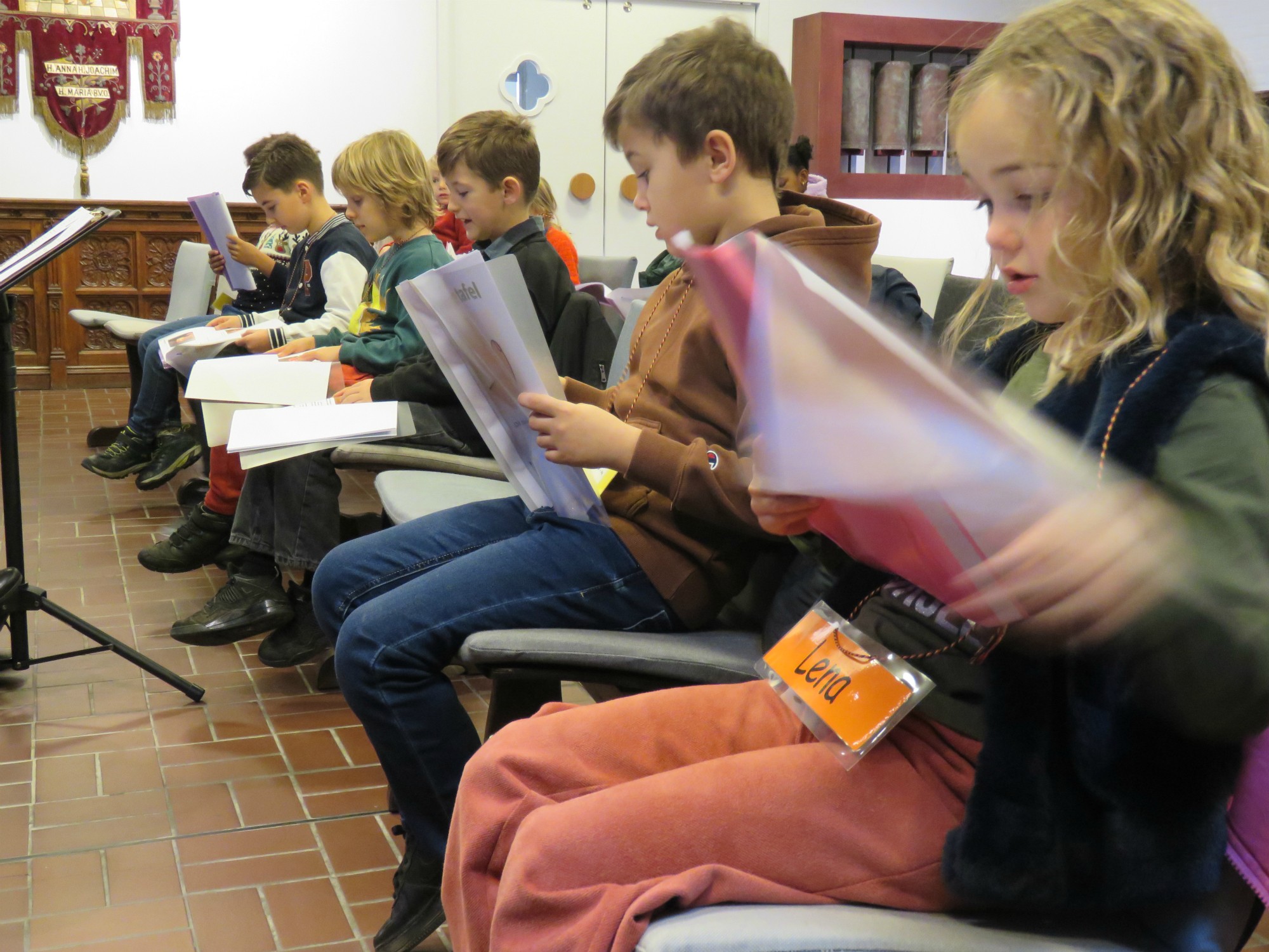 Catechesemoment 2 - Eerst werken en samen liedjes oefenen met juf Marianne