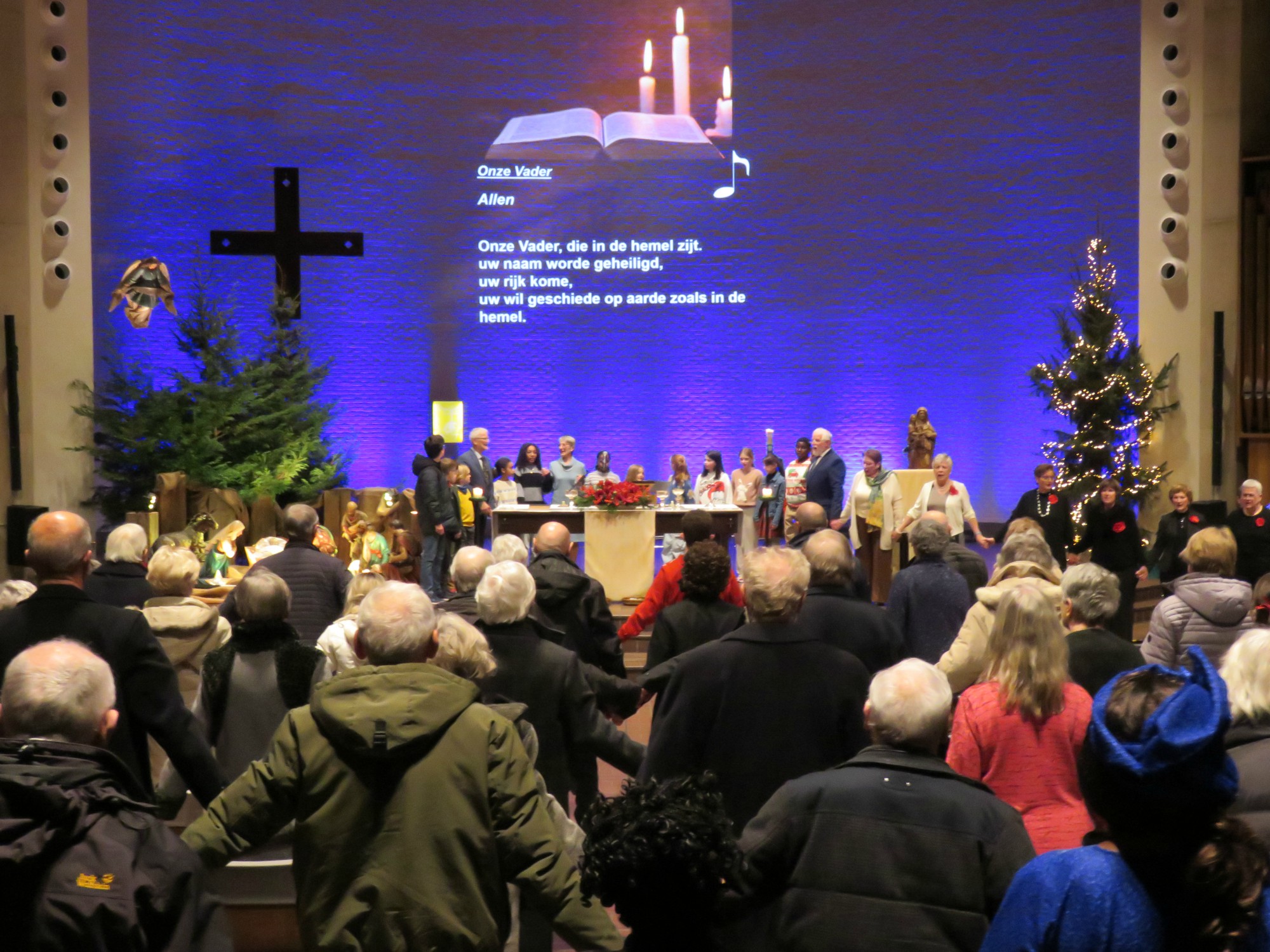 Kerstavondviering - Het Onze Vader gezongen over de rijen heen