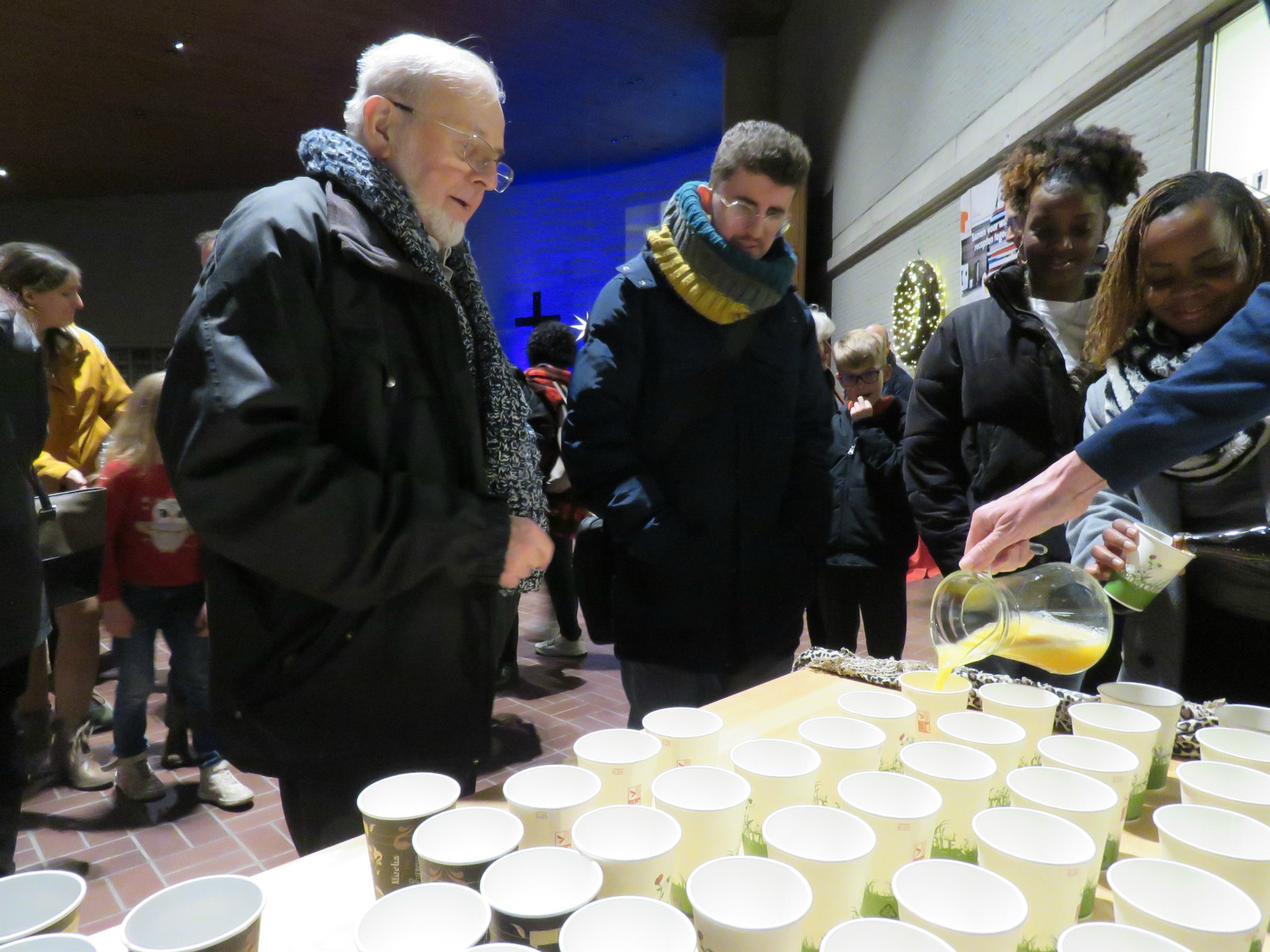 Kerstavondviering - Na de viering was het nog genieten van Gluhwein en fruitsap