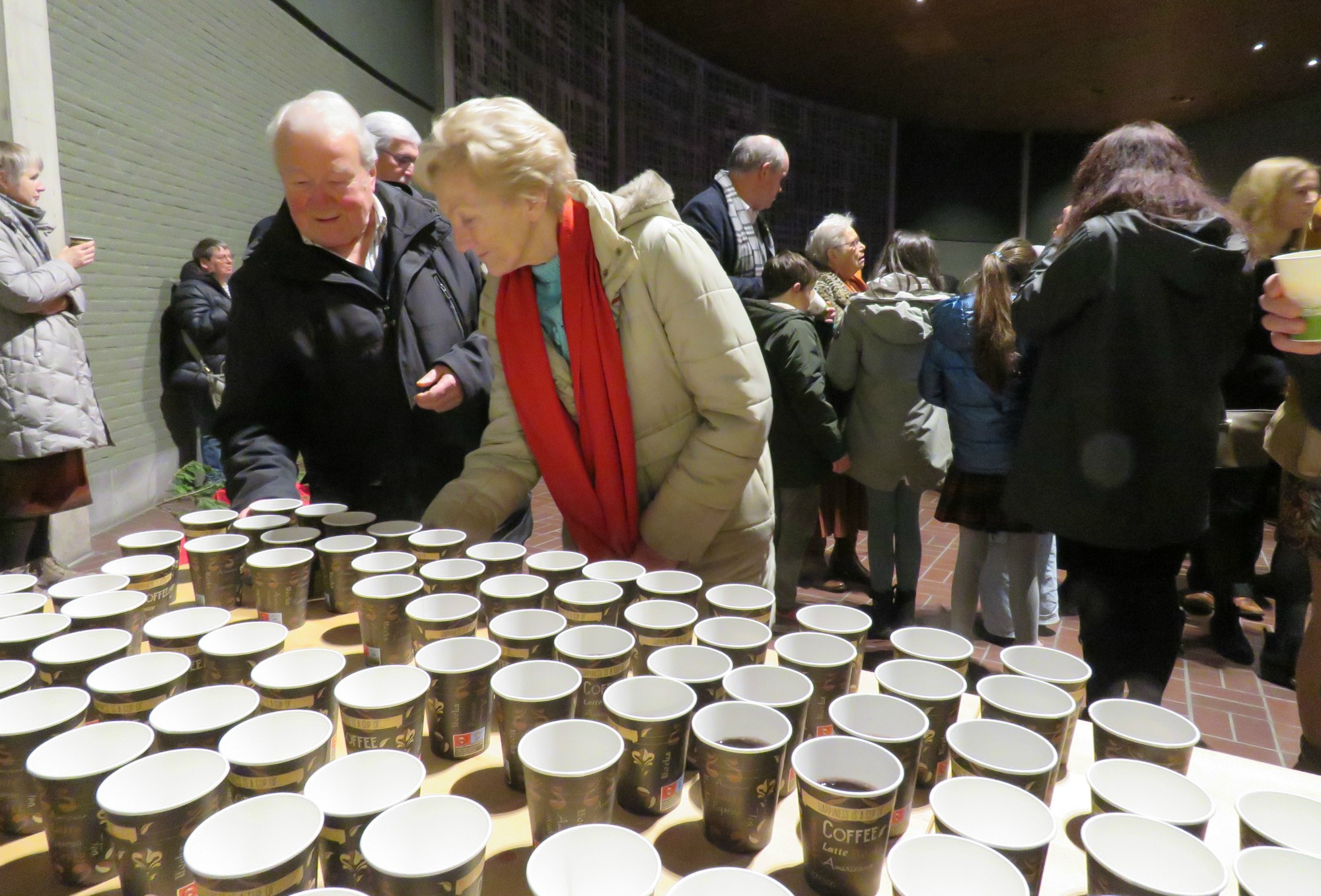 Kerstavondviering - Na de viering was het nog genieten van Gluhwein en fruitsap