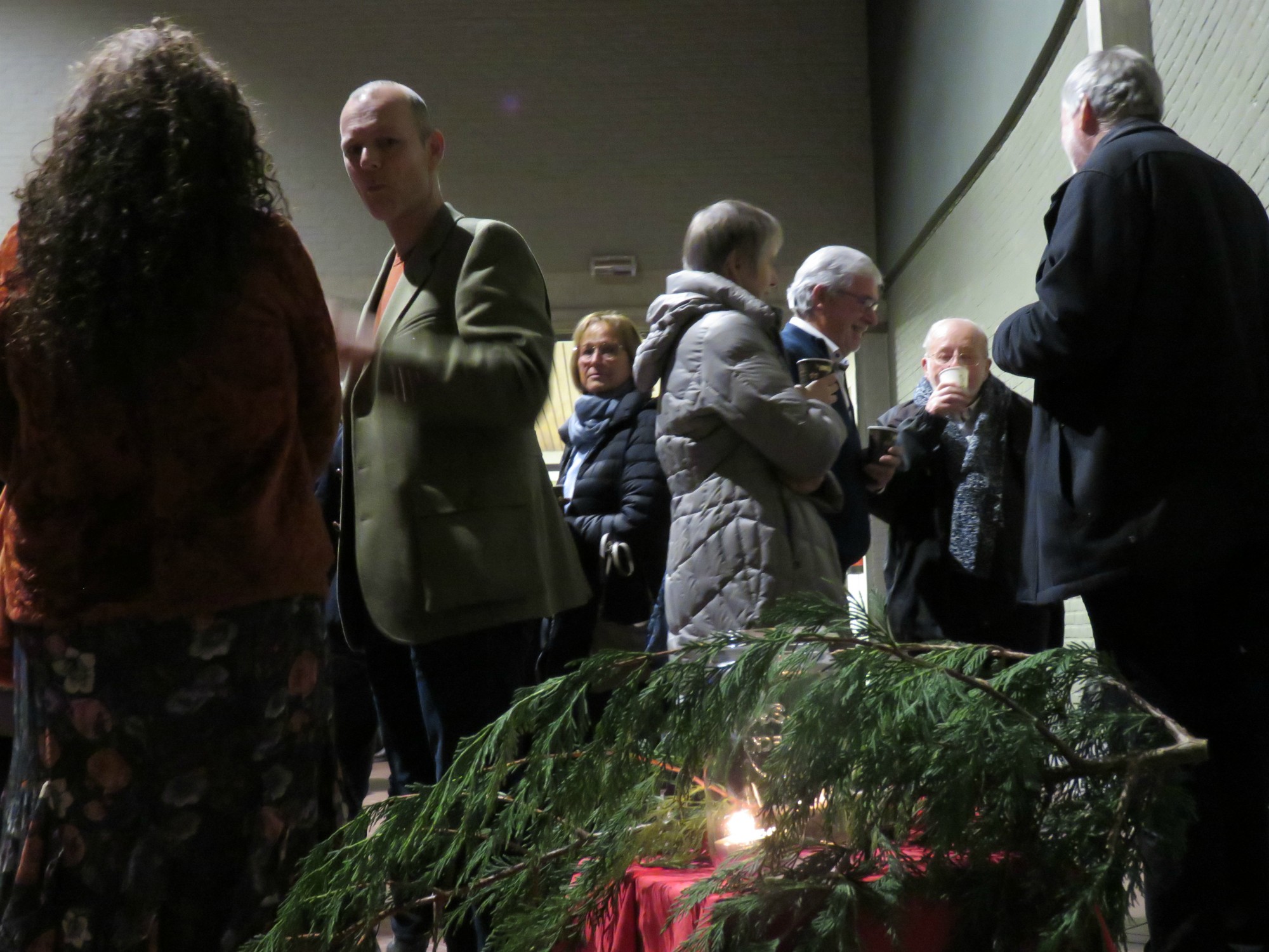 Kerstavondviering - Na de viering was het nog genieten van Gluhwein en fruitsap