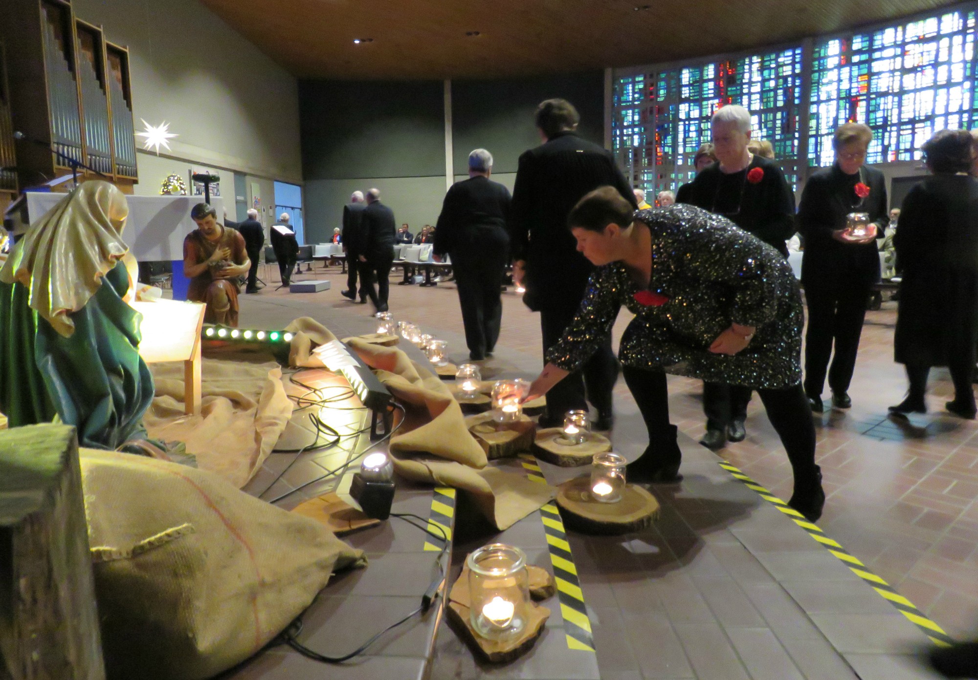 Kerstviering - Licht wordt aangebracht door het Sint-Annakoor