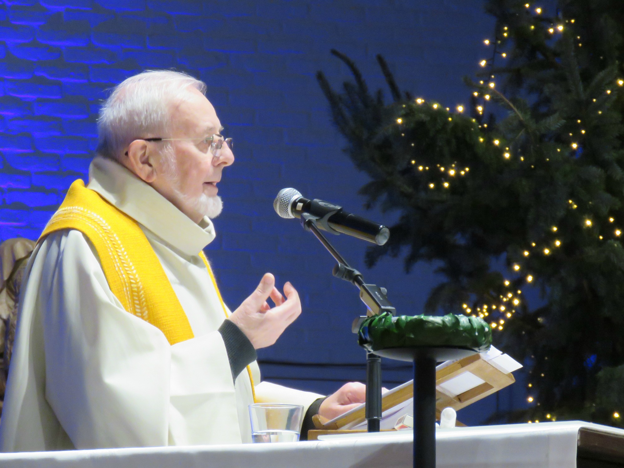 Kerstviering - Een prachtig woordje na de lezingen door priester Paul Scheelen