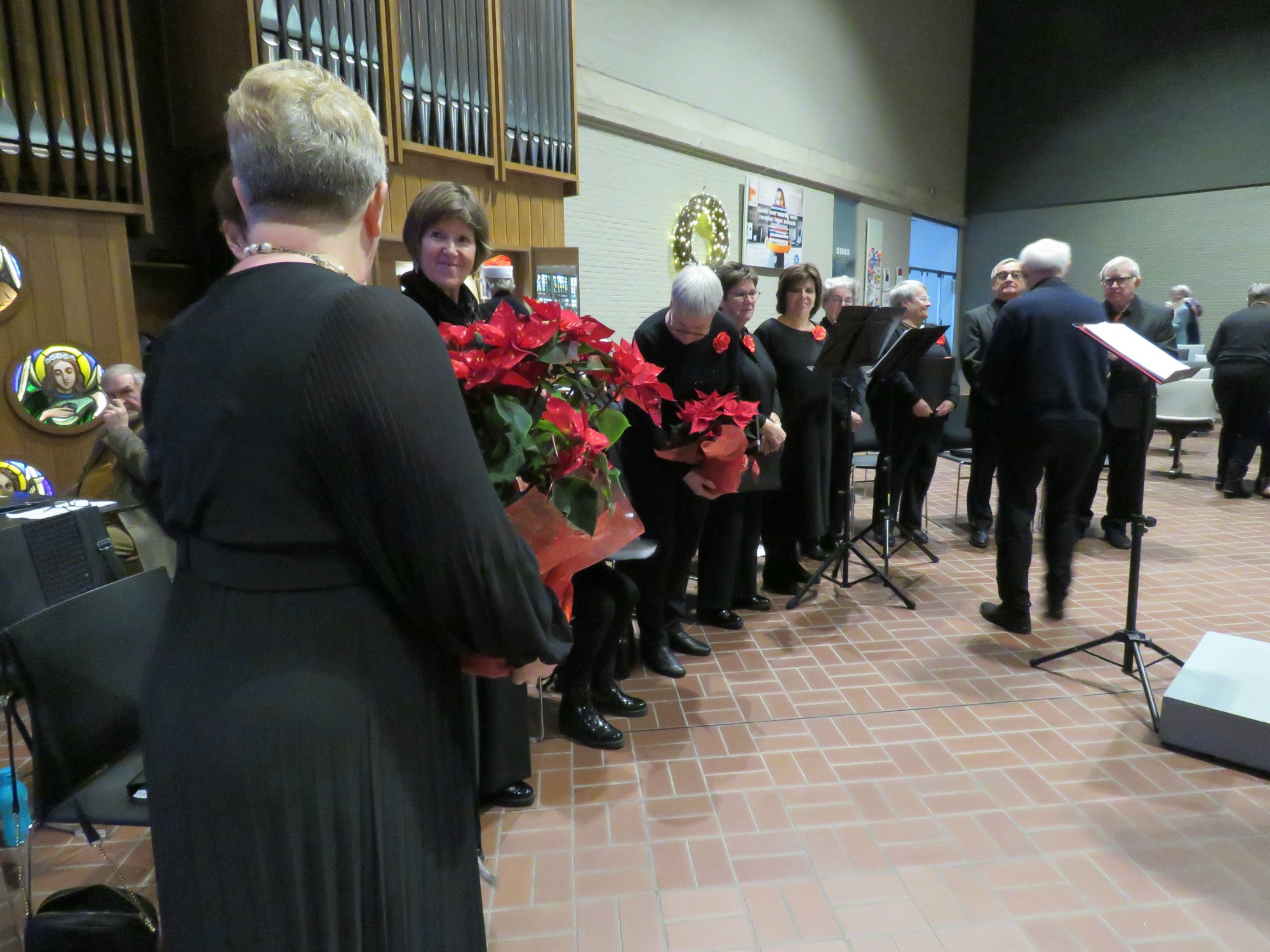 Kerstviering - Myriam Baert wordt na het slotlied van harte bedankt