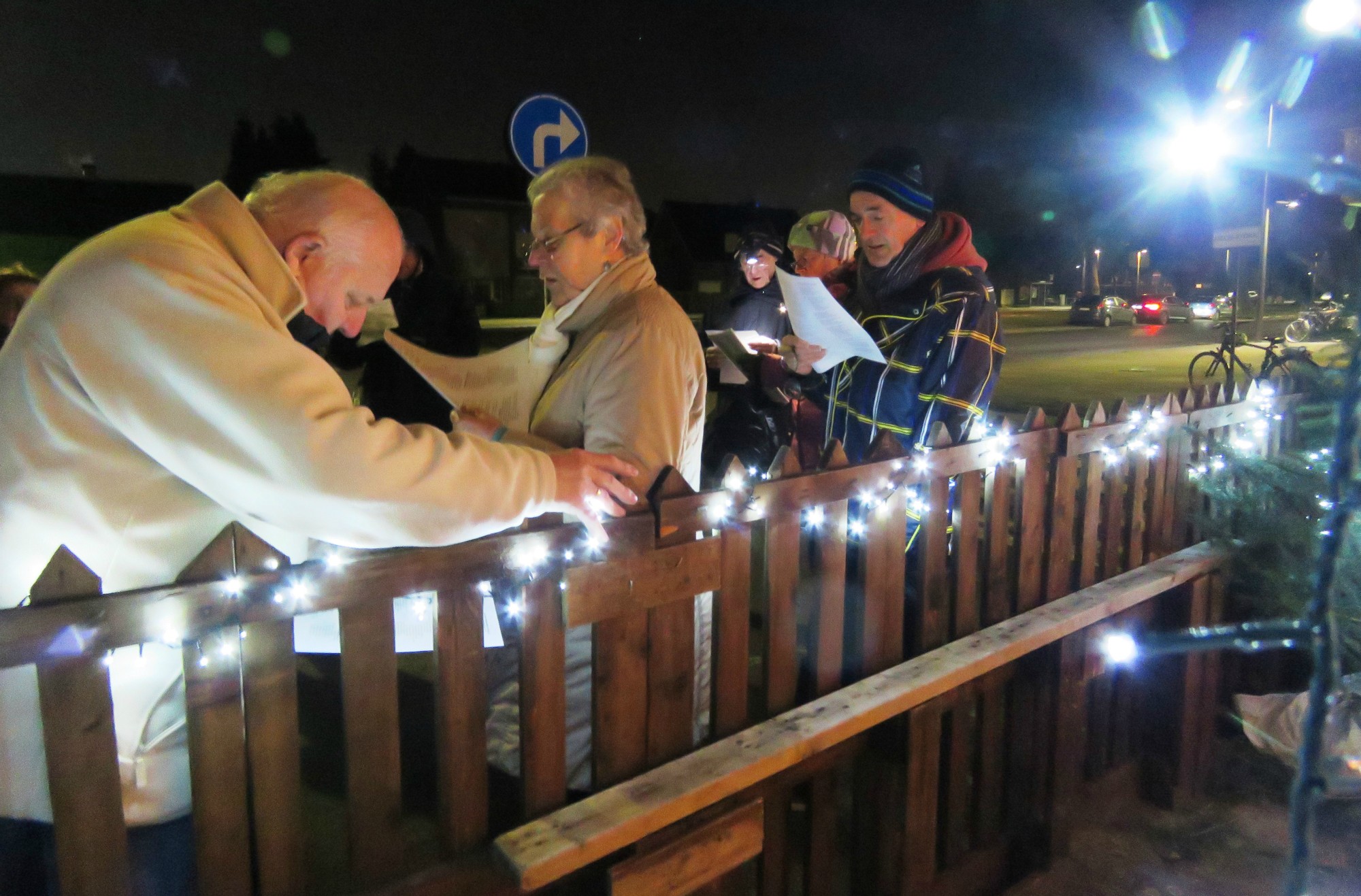 Kerststalzingen - Het licht van de kerststal brengt de oplossing