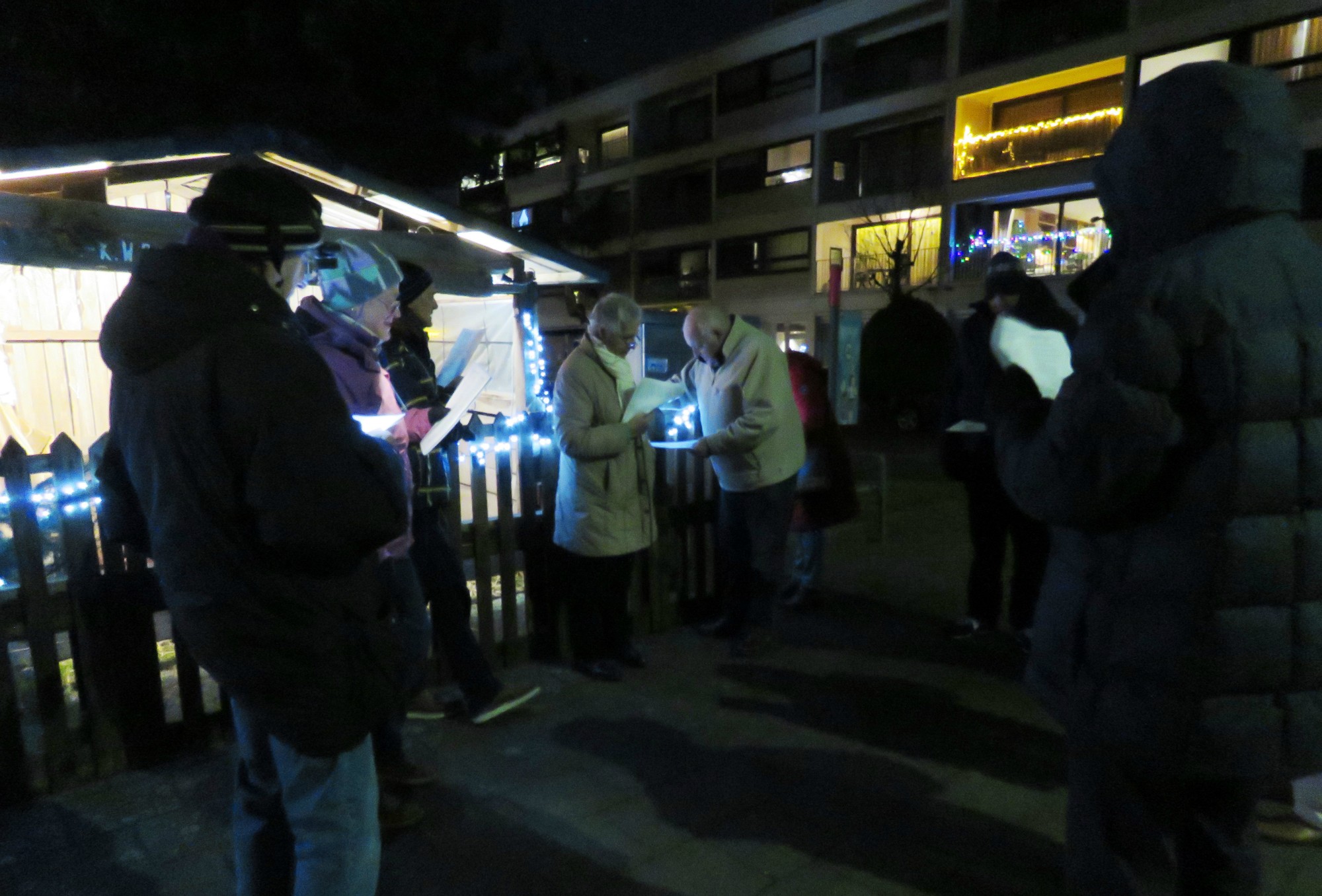 Kerststalzingen - KWB - Kerststal Melis Stokelaan - Driekoningenzingen - Sint-Anna-ten-Drieënparochie, Antwerpen Linkeroever