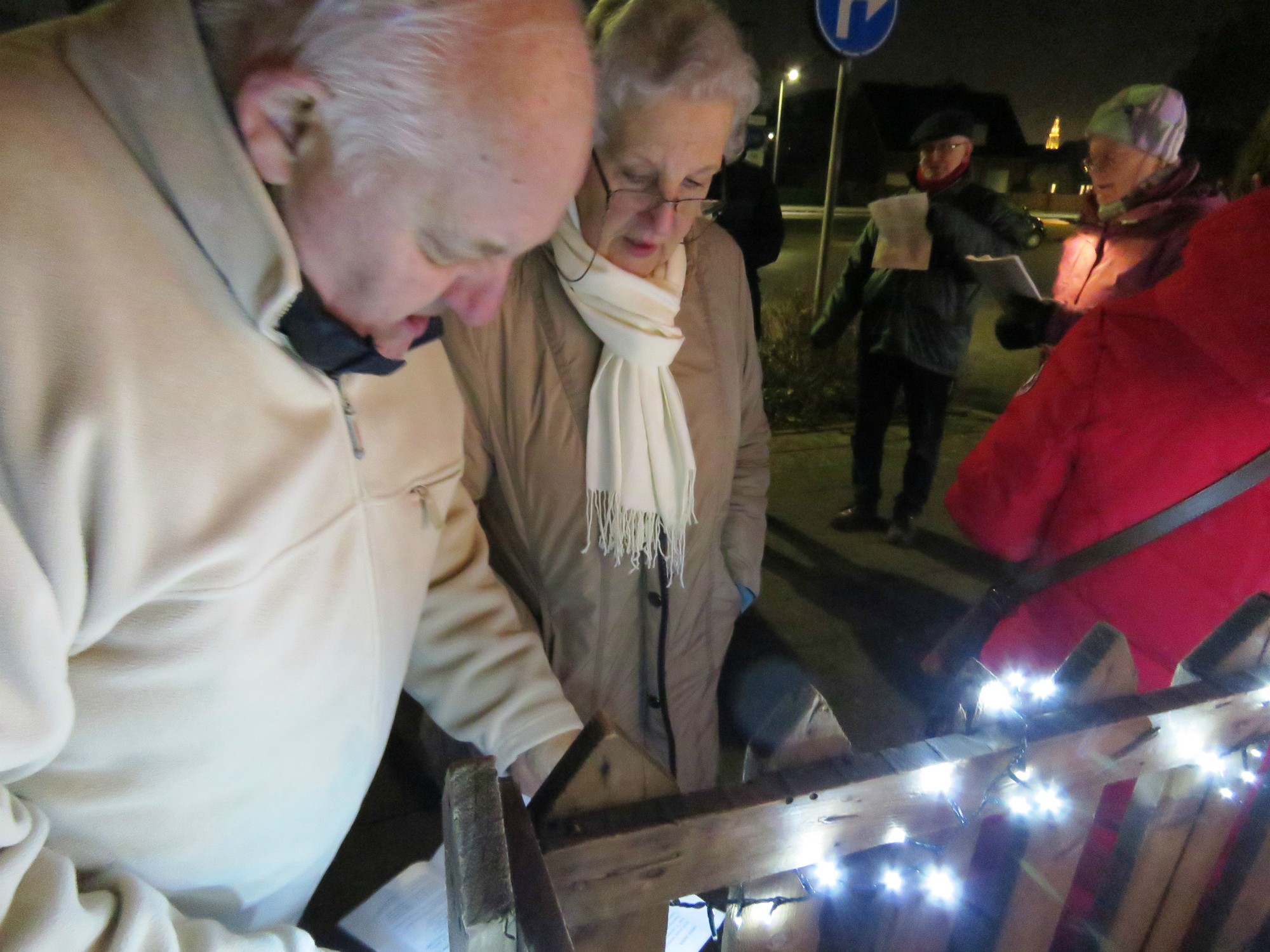 Kerststalzingen - Het licht van de kerststal brengt de oplossing