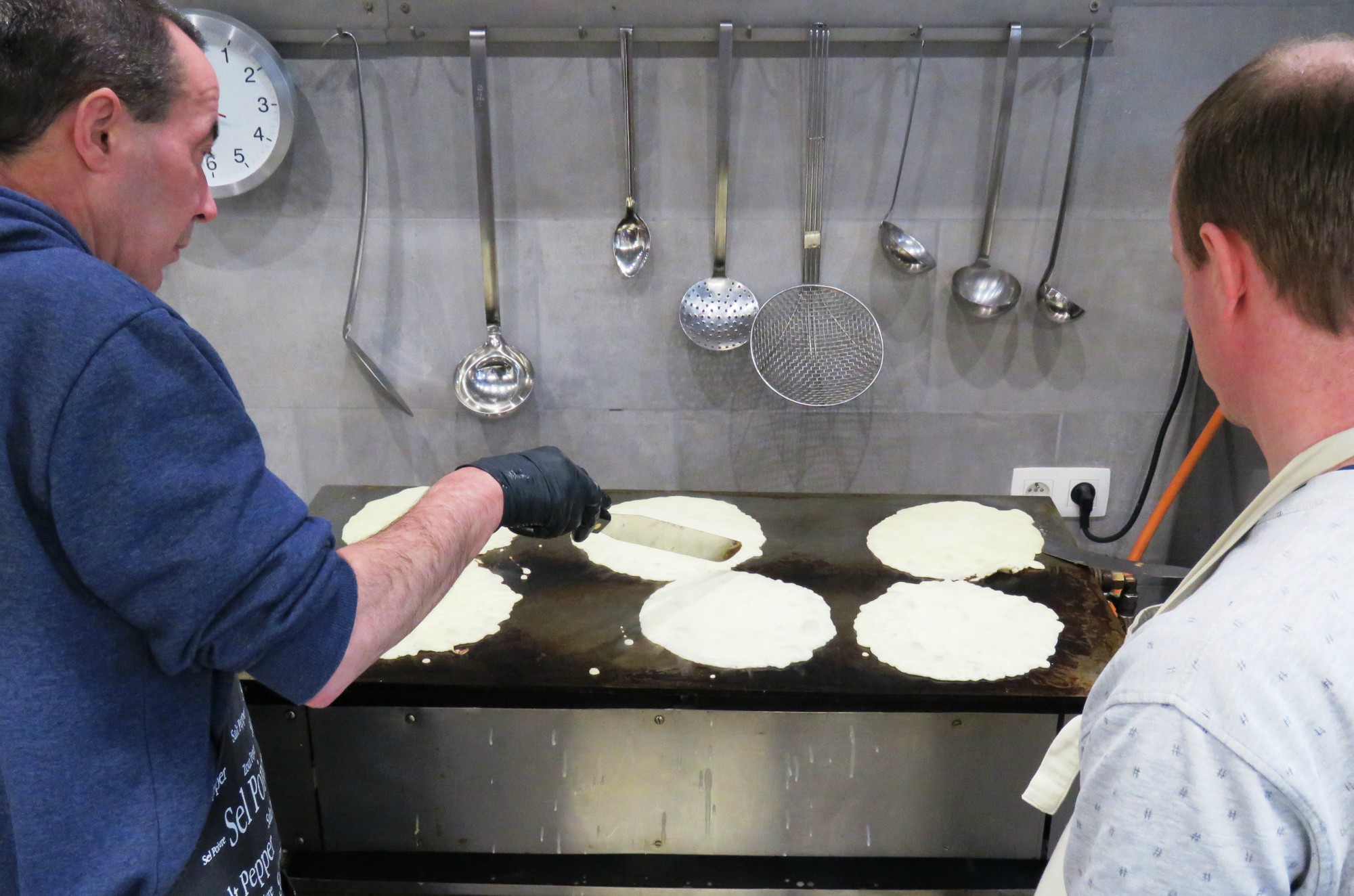 Pannenkoekenfestival - Veel medewerkes aan het werk, voor en achter de schermen