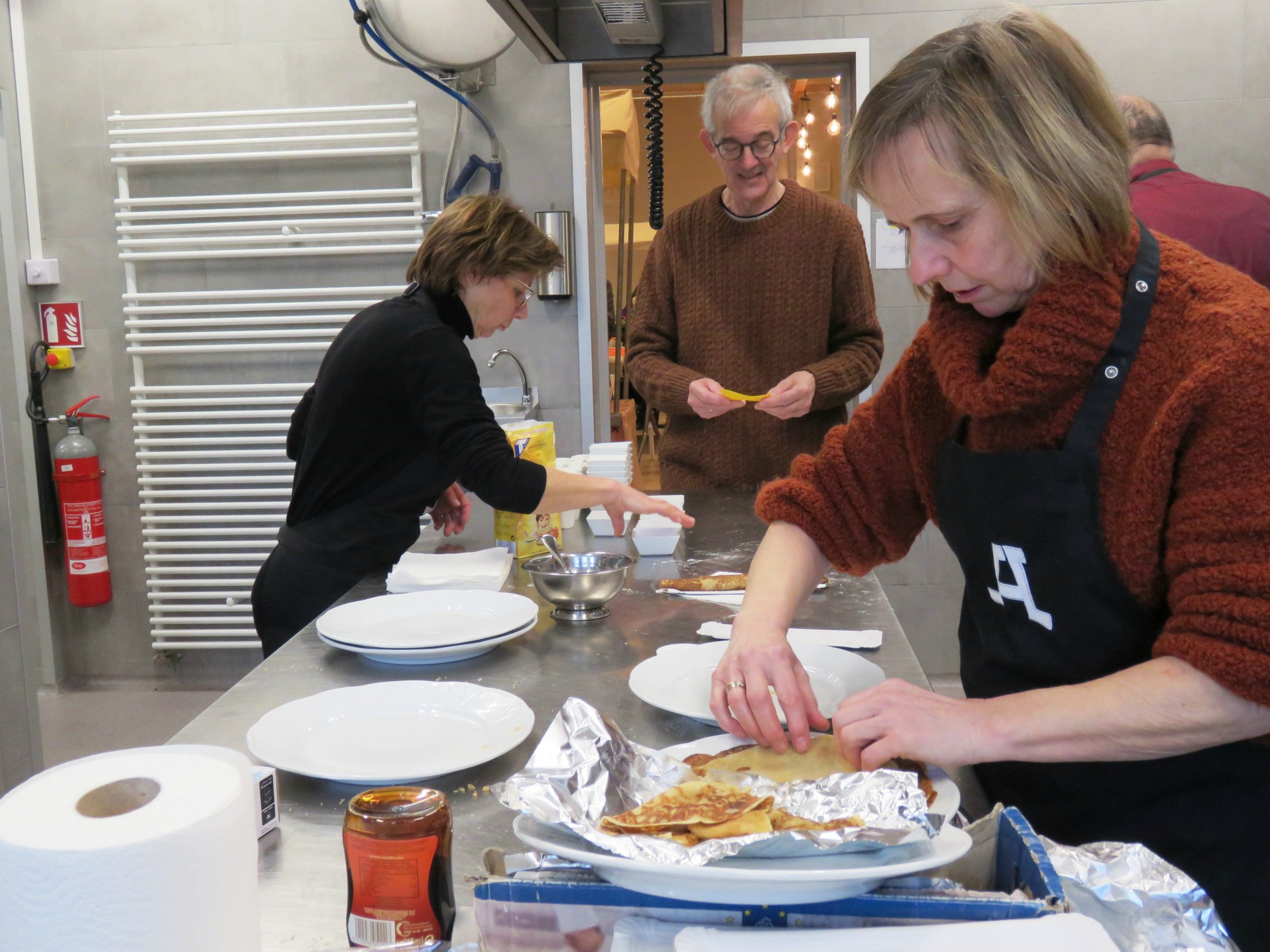 Pannenkoekenfestival - Veel medewerkes aan het werk, voor en achter de schermen