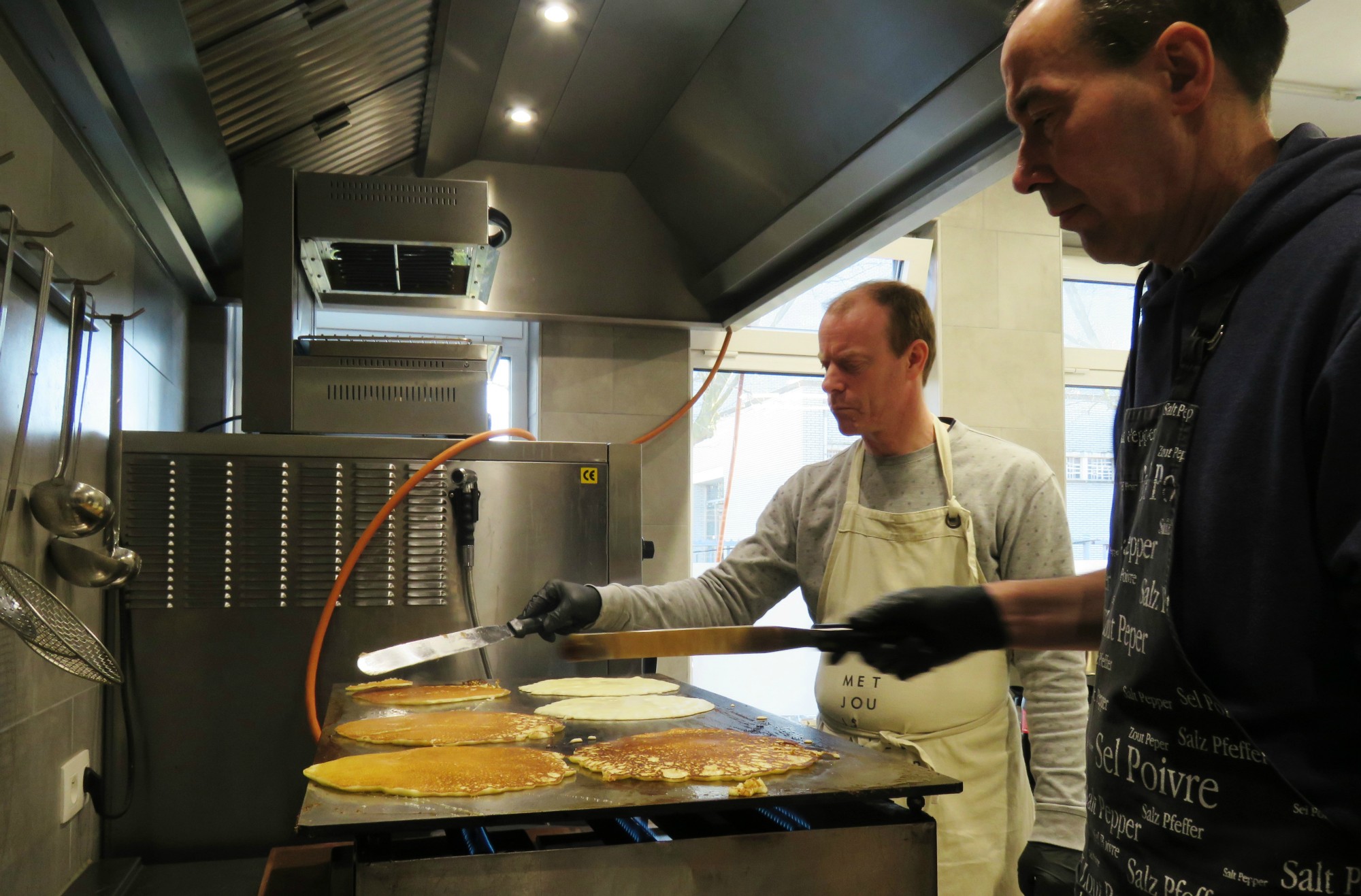 Pannenkoekenfestival - Veel medewerkes aan het werk, voor en achter de schermen