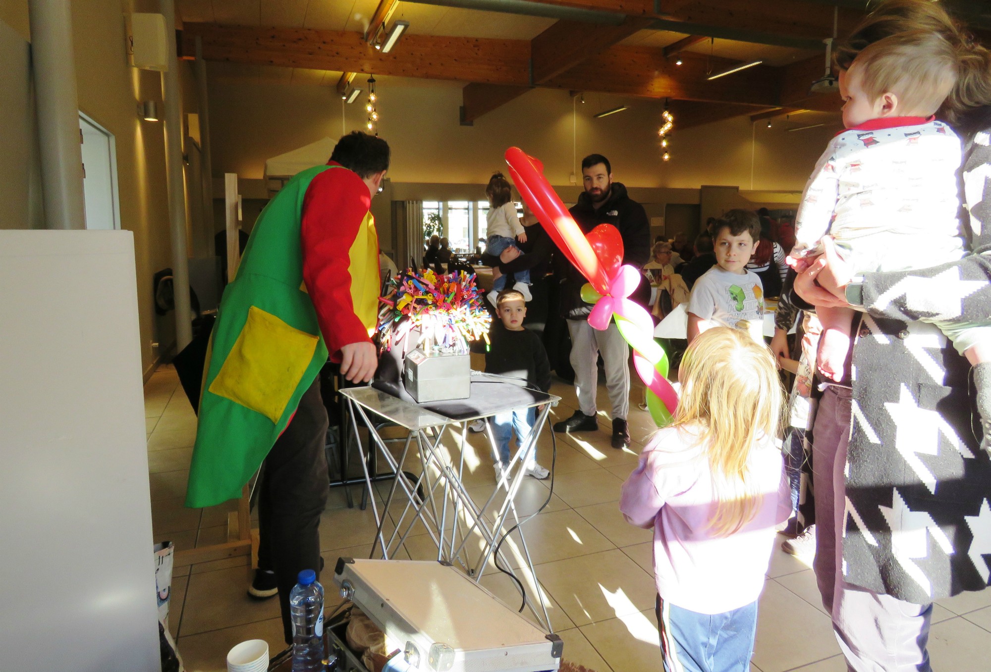 Pannenkoekenfestival - Ballonnenman Maarten verrast vele kinderen met knappe creaties