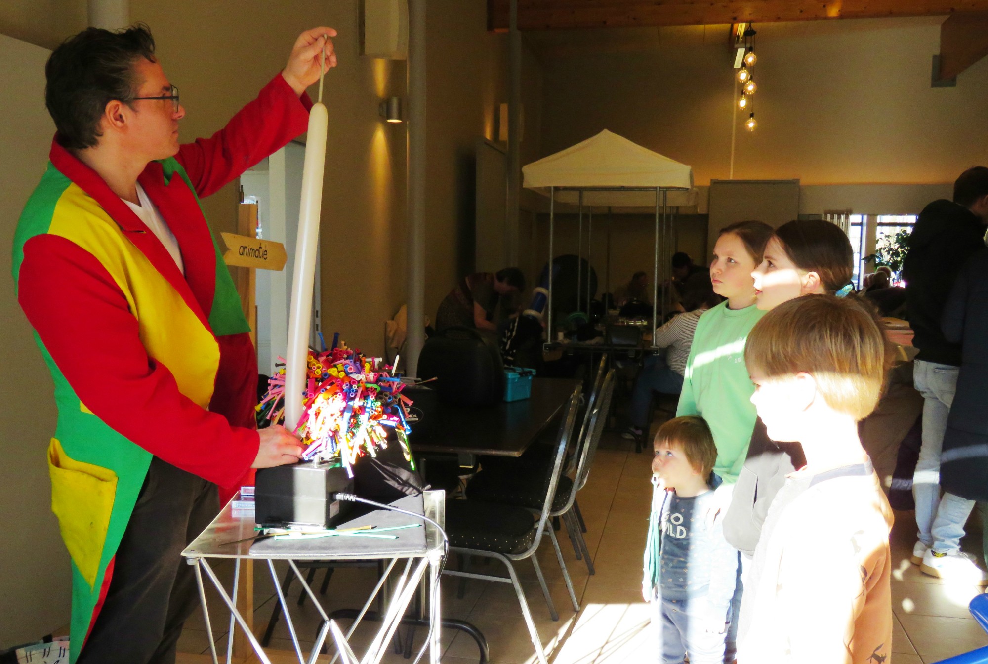 Pannenkoekenfestival - Ballonnenman Maarten verrast vele kinderen met knappe creaties