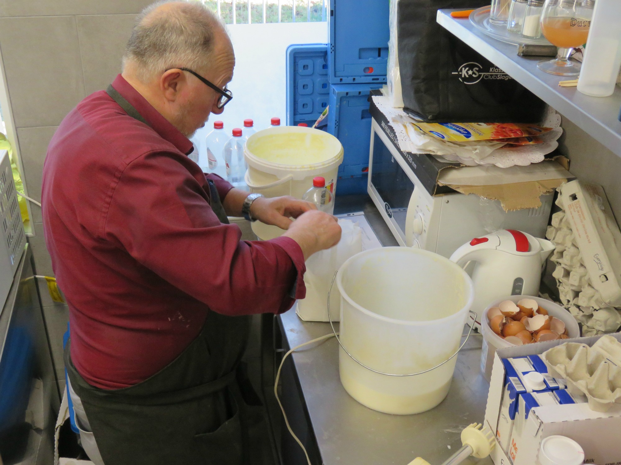 Pannenkoekenfestival - Veel medewerkes aan het werk, voor en achter de schermen