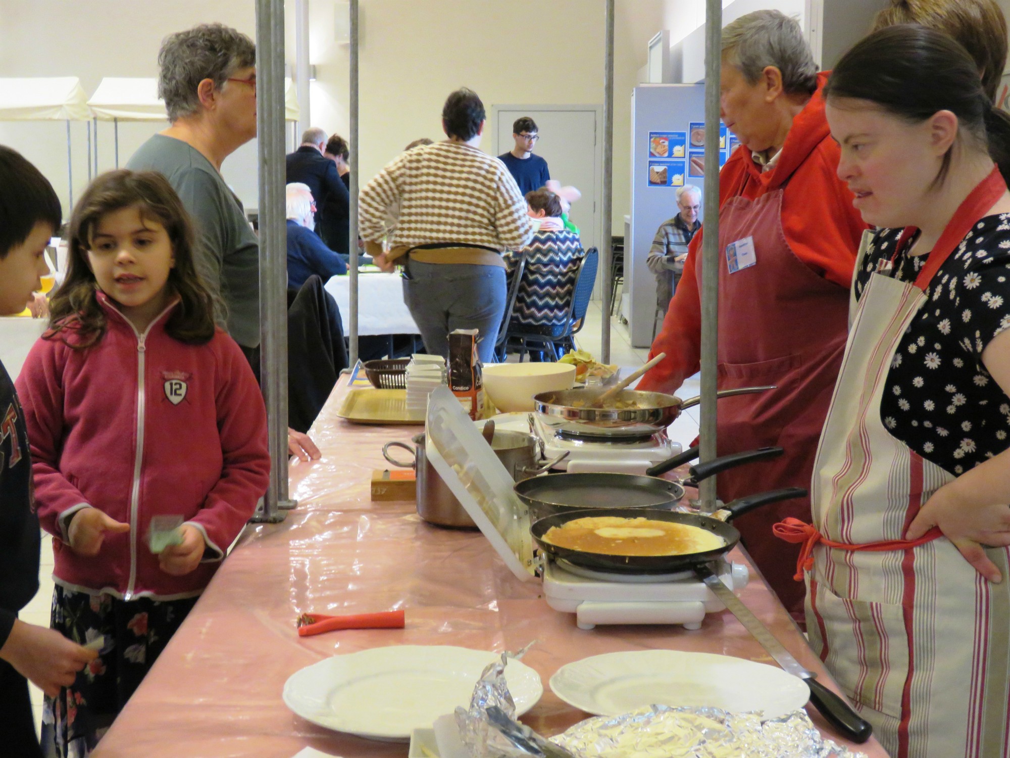 Pannenkoekenfestival - Veel medewerkes aan het werk, voor en achter de schermen