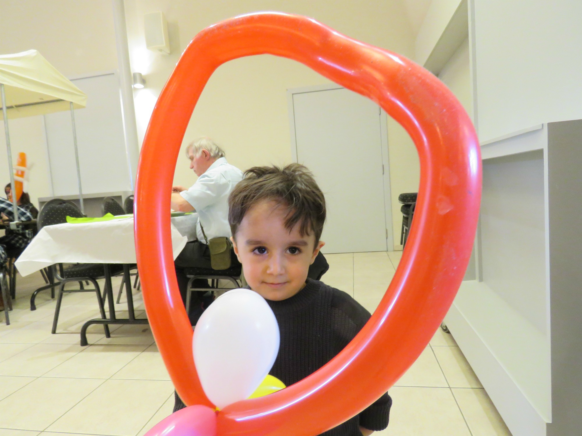 Pannenkoekenfestival - Ballonnenman Maarten verrast vele kinderen met knappe creaties