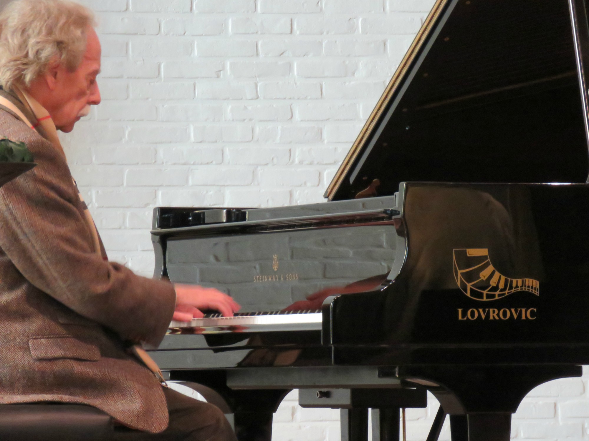 Joannes Thuy op de piano (die er nog stond van het concert)