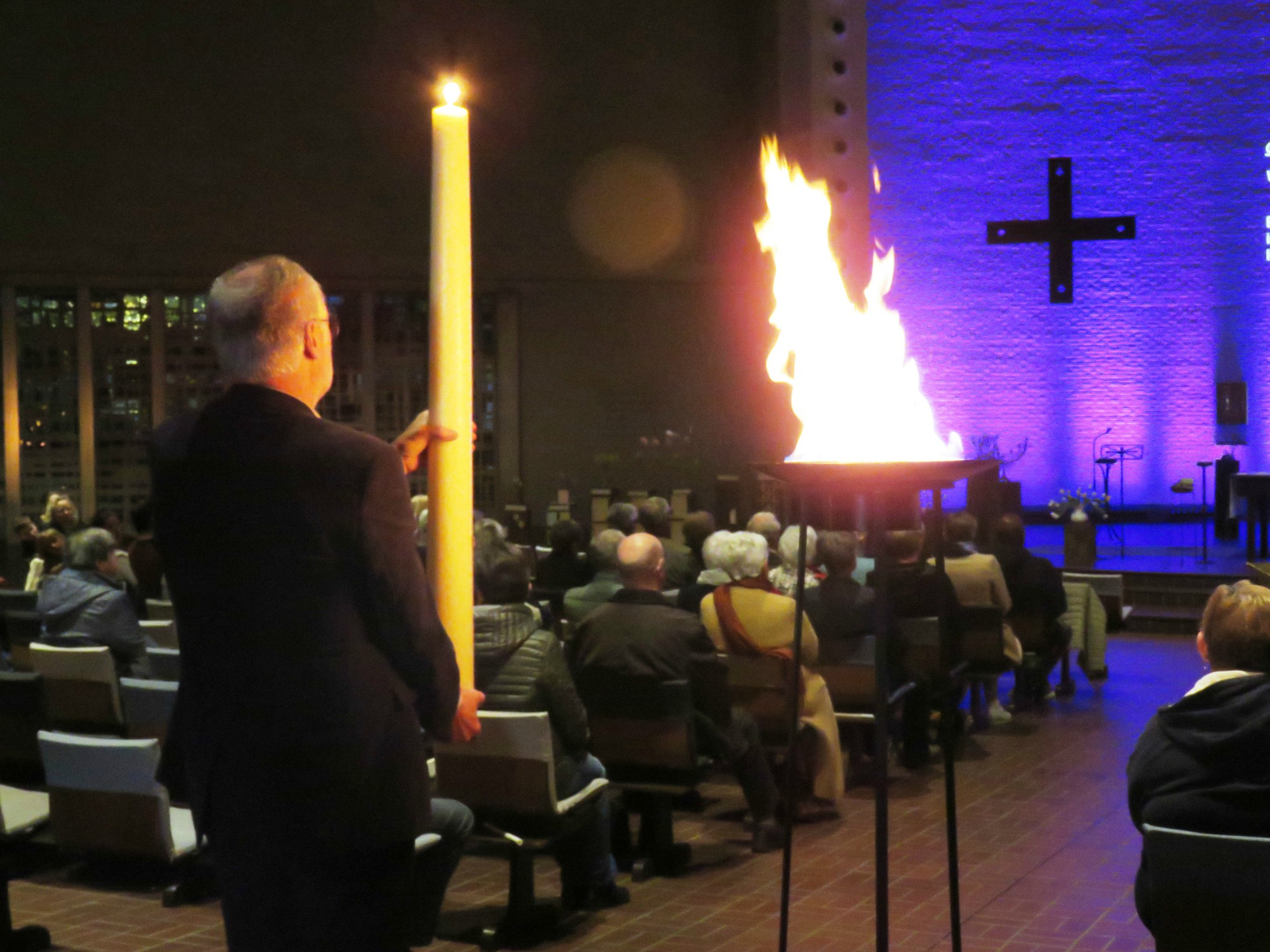 Paaswake - De Paaskaars wordt door voorganger Paul aangestoken