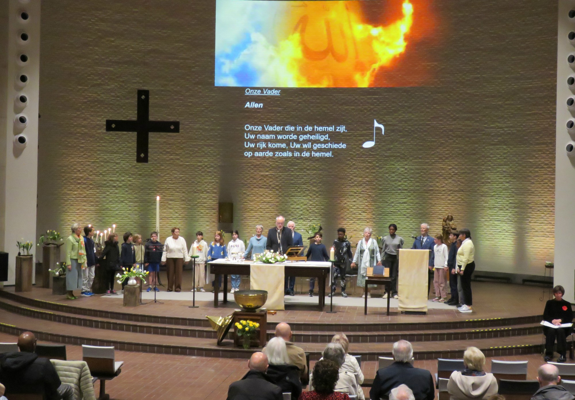 Paaswake - Het Onze Vader met de 6 gebedsleiders en de kinderen rond het altaar