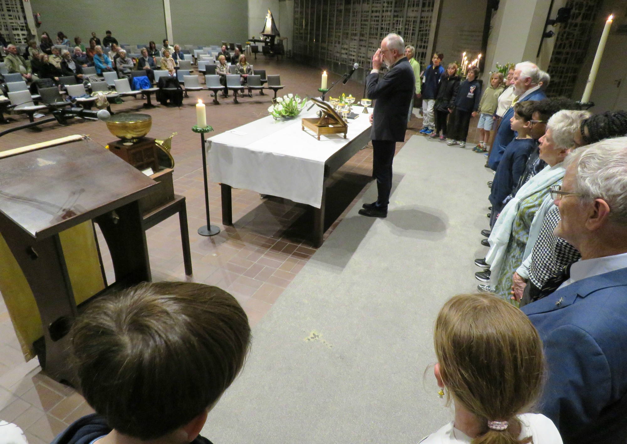 Paaswake - Het Onze Vader met de 6 gebedsleiders en de kinderen rond het altaar