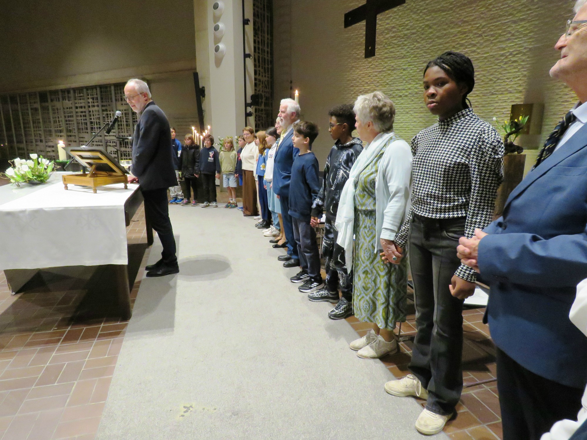 Paaswake - Het Onze Vader met de 6 gebedsleiders en de kinderen rond het altaar